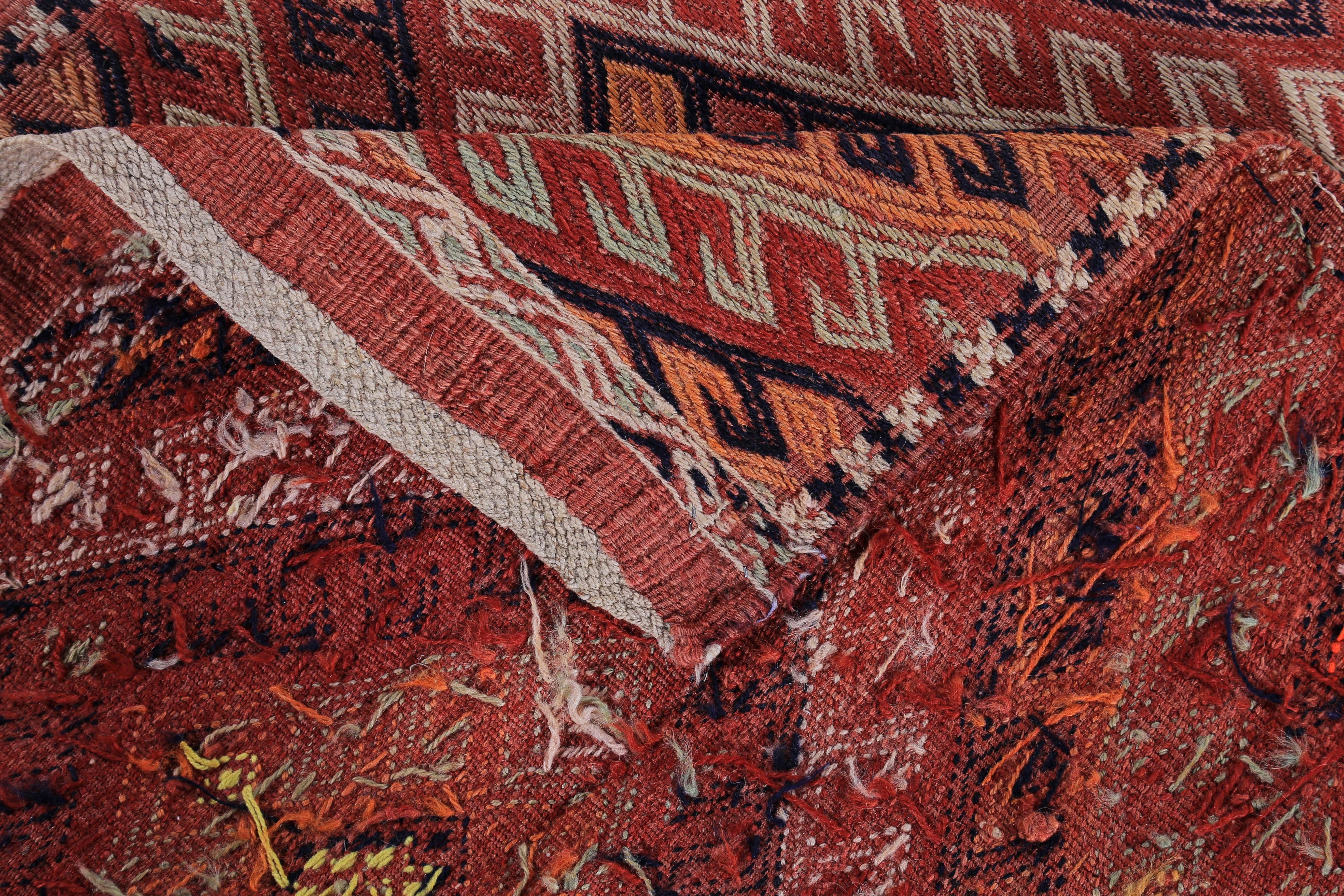 Laine Tapis de couloir Kilim turc au motif tribal rouge, orange et ivoire en vente