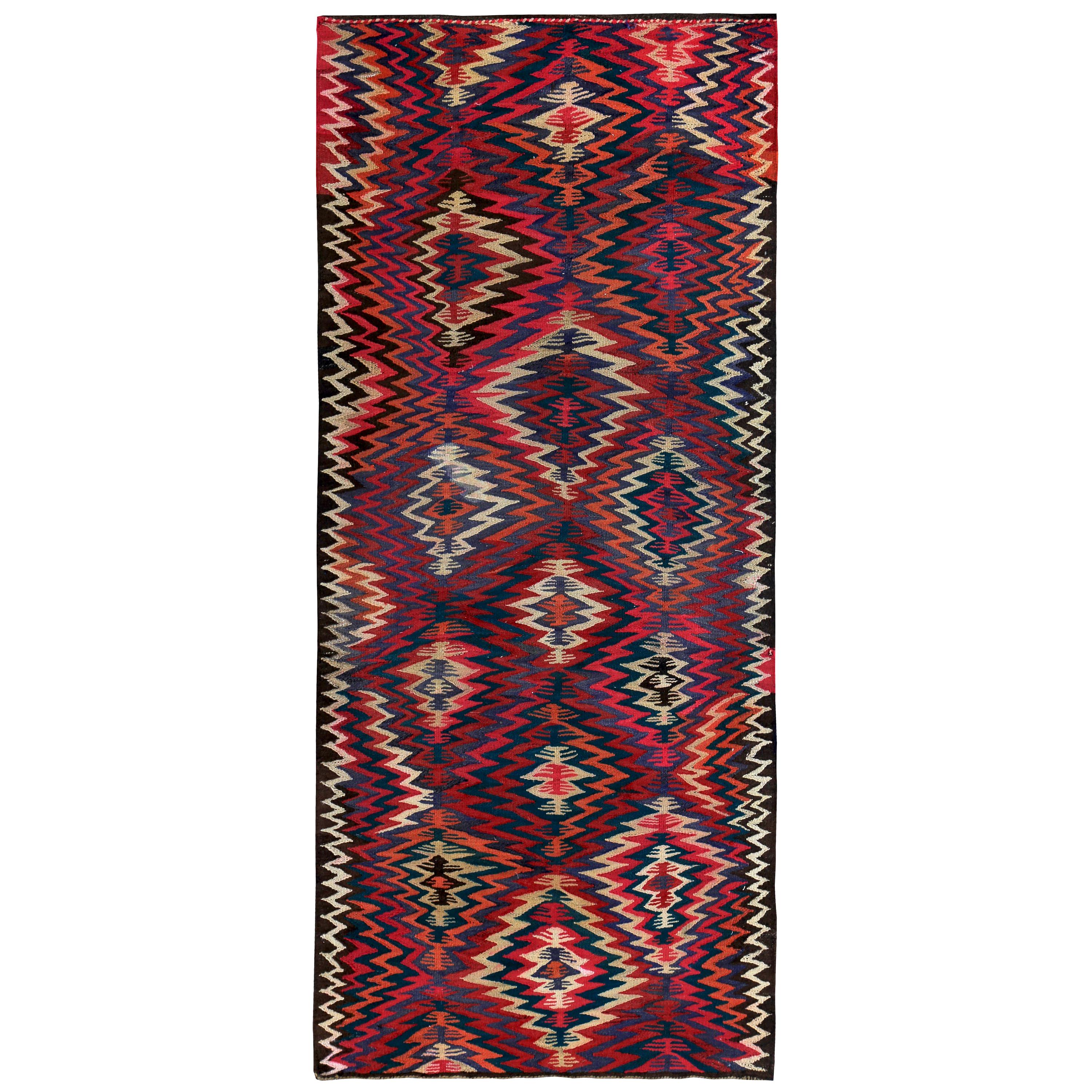 Alfombra turca Kilim con detalles tribales en rosa, rojo y morado en venta