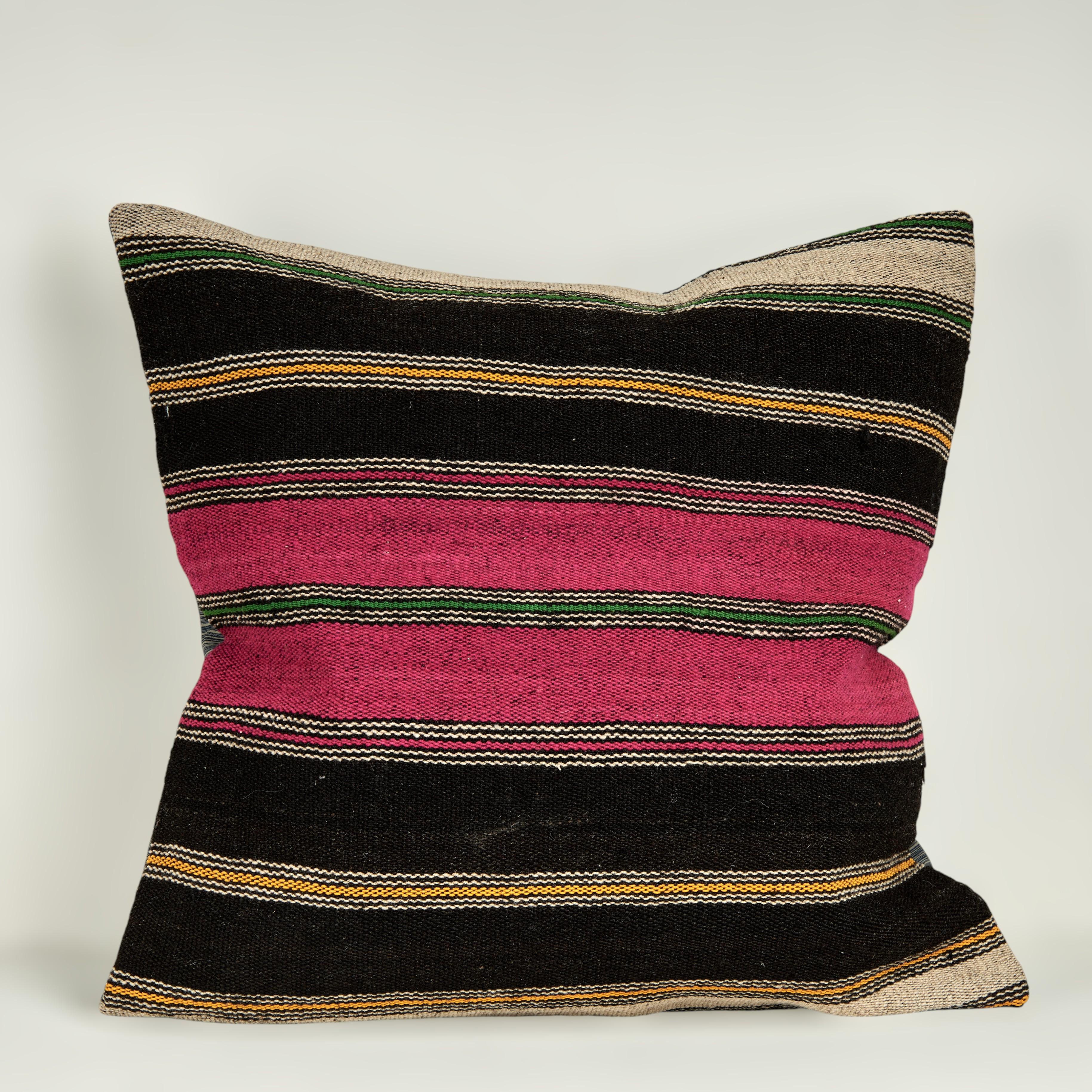 Cuscini Kilim turchi realizzati in cotone con un caldo e accogliente disegno a righe.