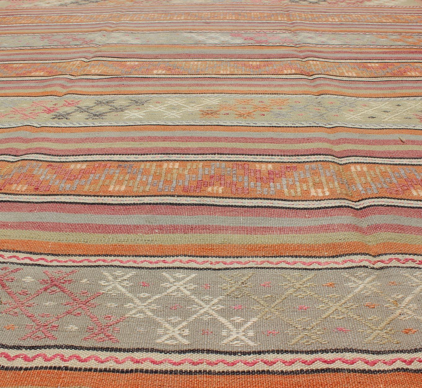 Tapis turc Kilim vintage avec motif de rayures assorties dans une variété de couleurs en vente 3