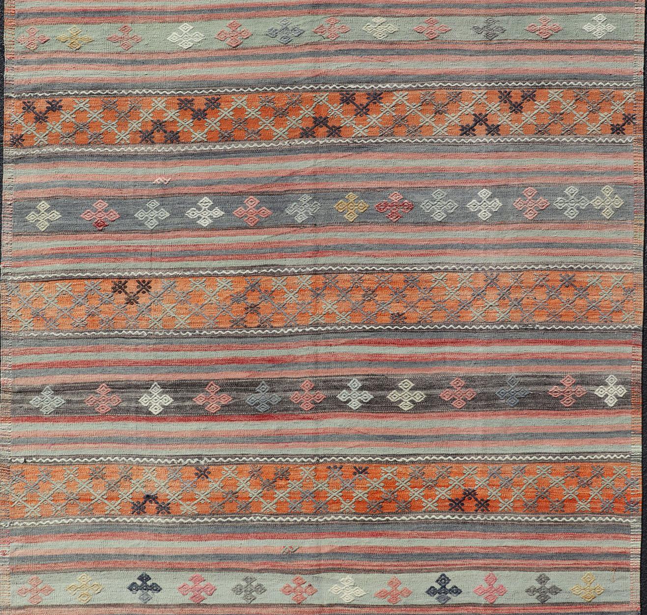 Türkischer Kelim-Vintage-Teppich mit verschiedenen Streifenmustern in einer Vielzahl von Farben (Handgeknüpft) im Angebot