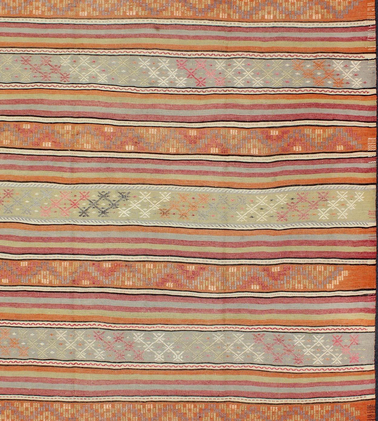 Tissé à la main Tapis turc Kilim vintage avec motif de rayures assorties dans une variété de couleurs en vente