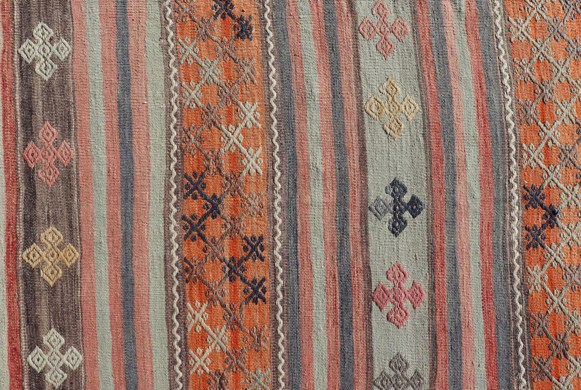 Türkischer Kelim-Vintage-Teppich mit verschiedenen Streifenmustern in einer Vielzahl von Farben (20. Jahrhundert) im Angebot
