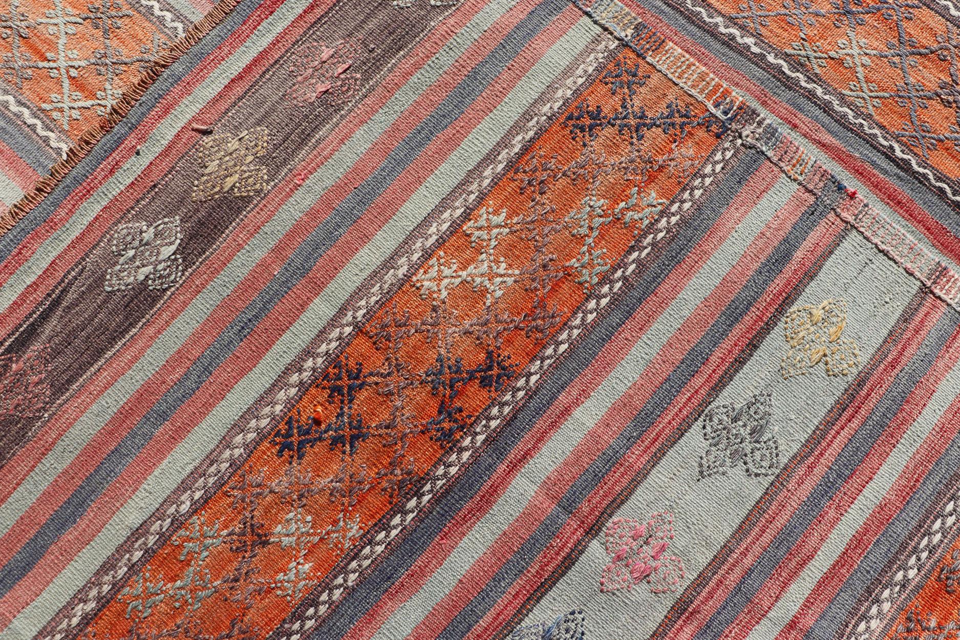Türkischer Kelim-Vintage-Teppich mit verschiedenen Streifenmustern in einer Vielzahl von Farben (Wolle) im Angebot