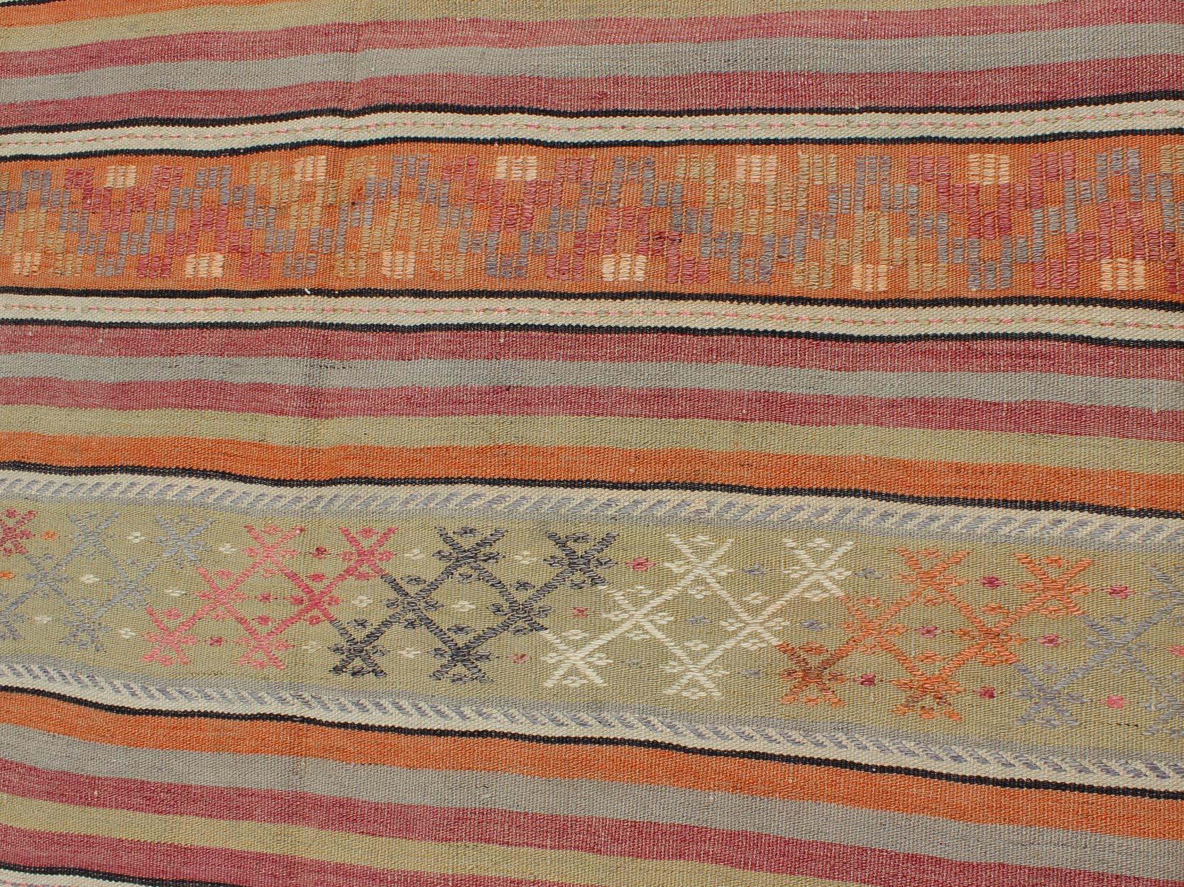 20ième siècle Tapis turc Kilim vintage avec motif de rayures assorties dans une variété de couleurs en vente