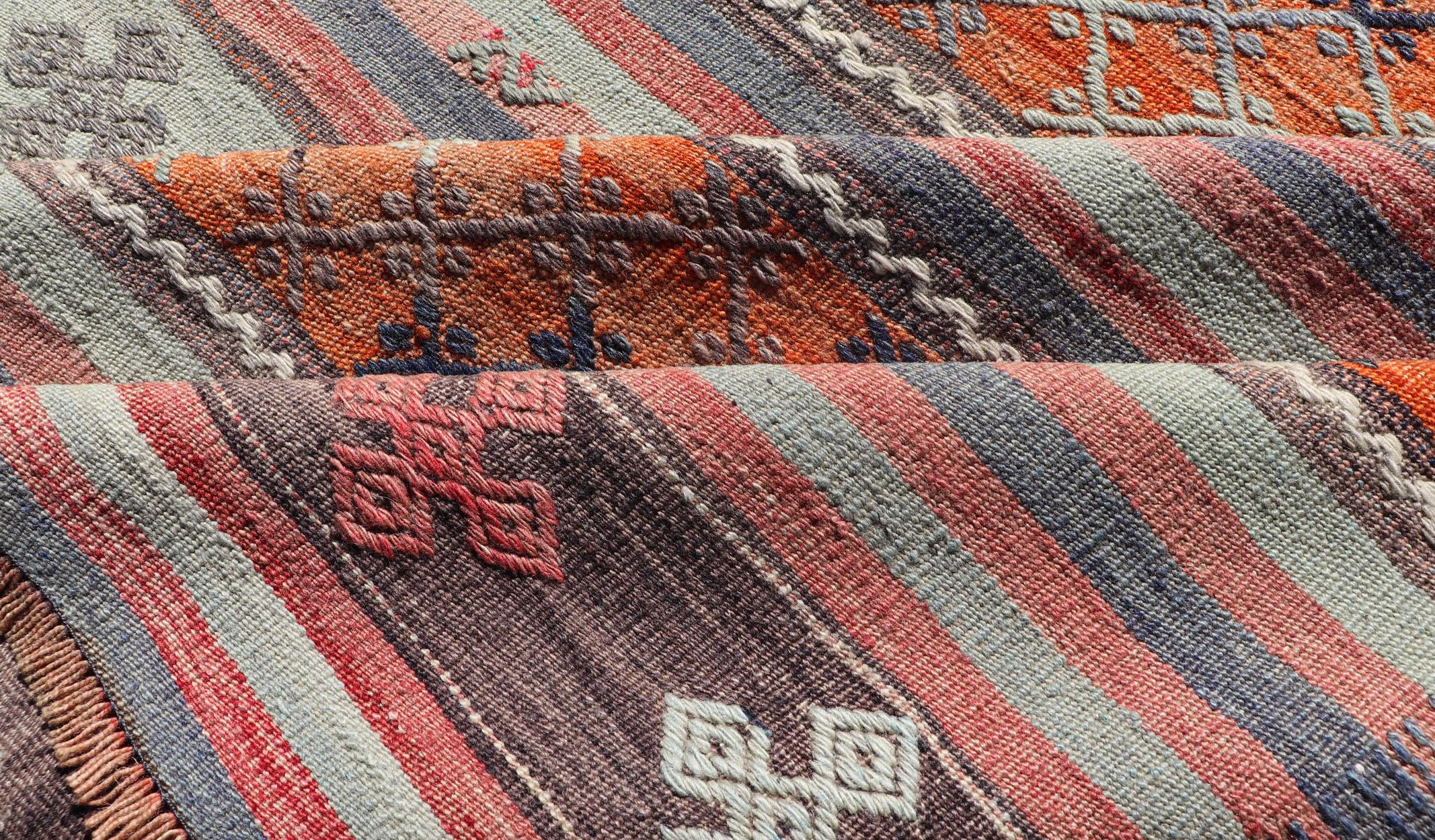 Türkischer Kelim-Vintage-Teppich mit verschiedenen Streifenmustern in einer Vielzahl von Farben im Angebot 1