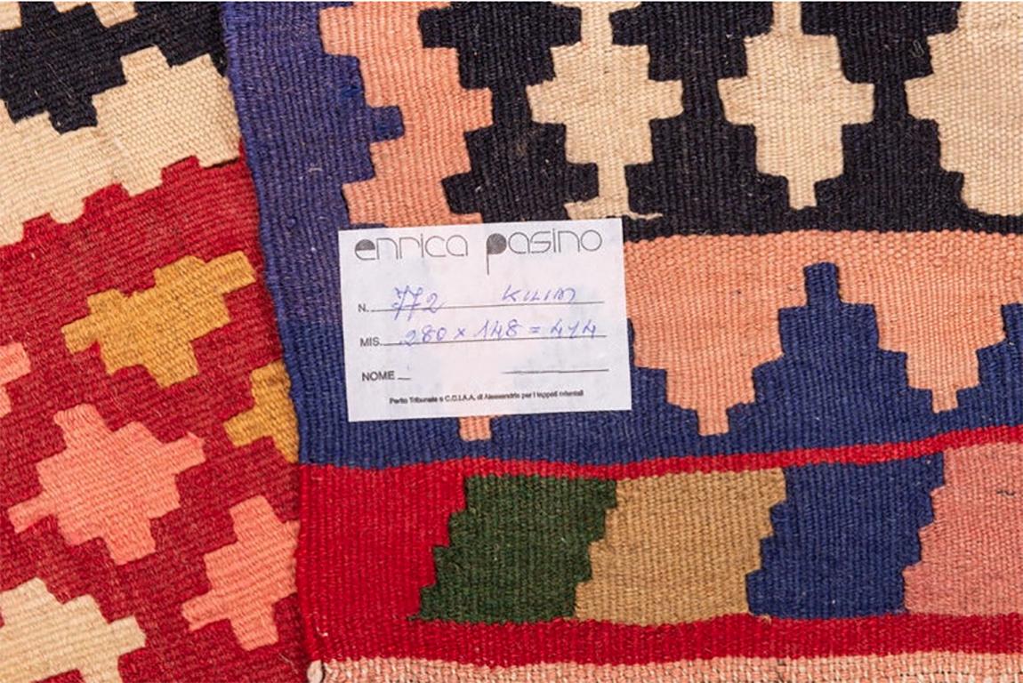 nr. 772 - Allegro kilim turco dai colori vivaci con predominanza del rosso. Buona annodatura compatta.
È così piacevole che vorresti appenderlo alla parete come un quadro d'arte moderna...
Ora voglio chiudere le mie attività, quindi ogni prezzo