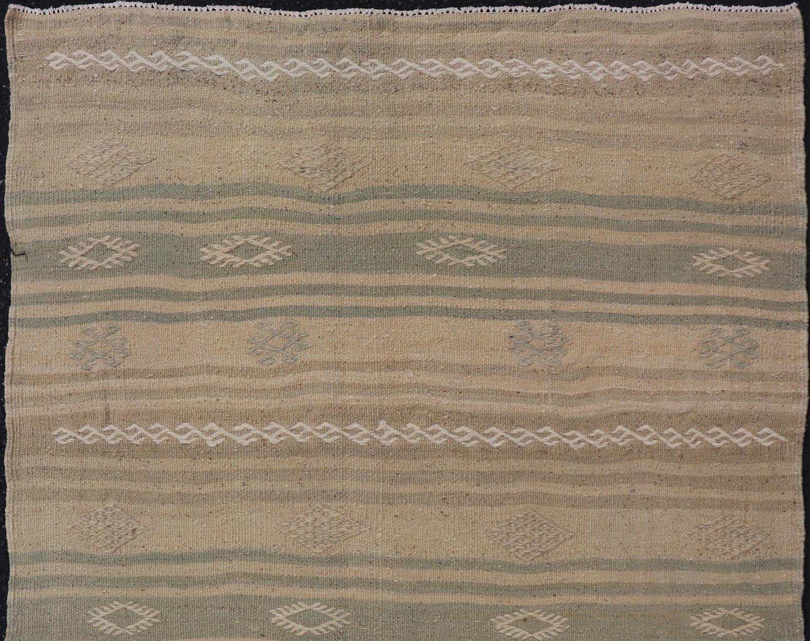 Medidas 2'9 x 4'0 
Kilim turco de tejido plano con rayas y bordados en verde y topo. Keivan Woven Arts / Alfombra EN-179264, país de origen / tipo: Turquía / Kilim, hacia 1950.
Esta alfombra turca Kilim vintage presenta un diseño contemporáneo de