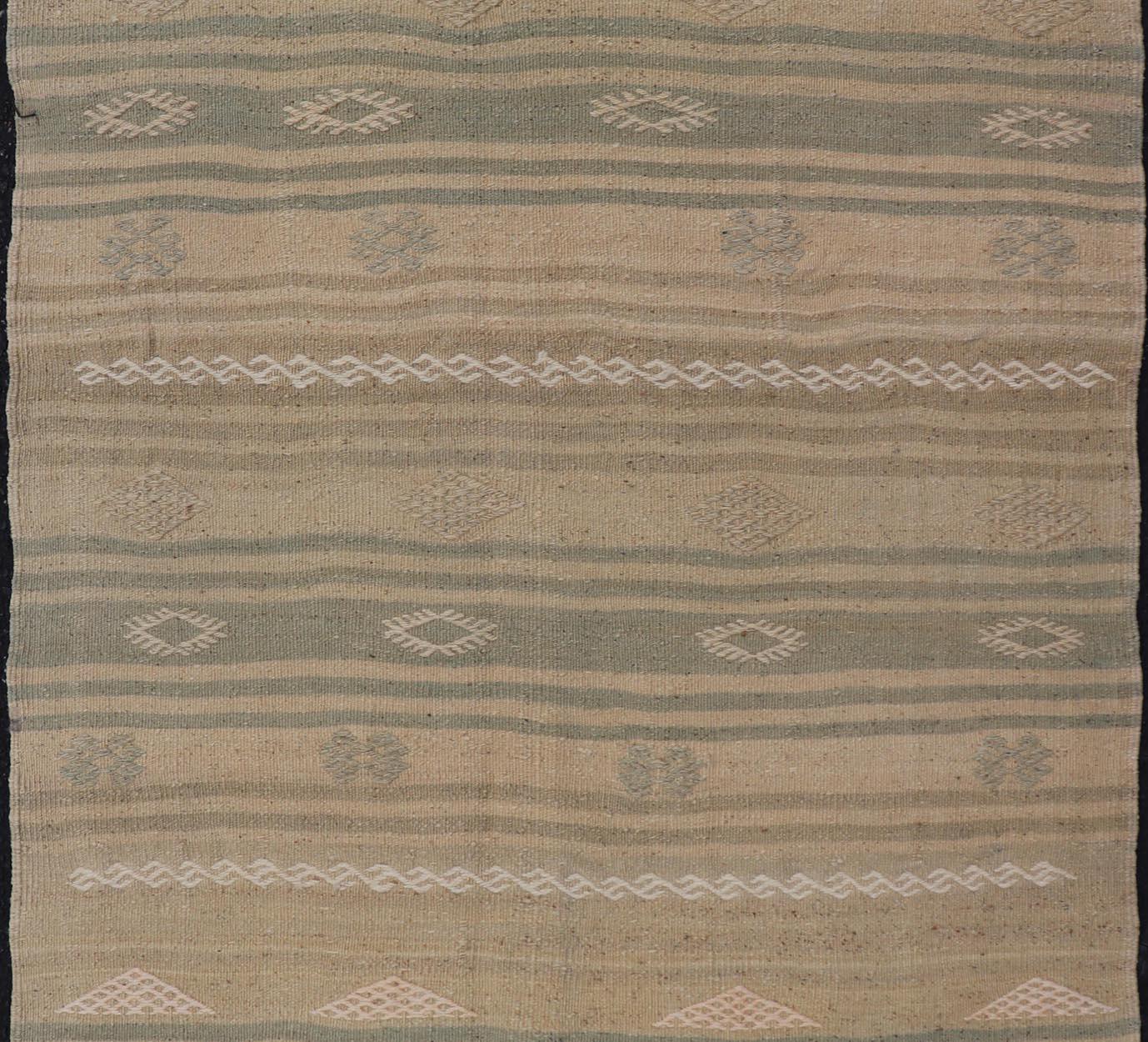 Kilim Turco con Rayas y Bordados en Verde y Topo 2'9 x 4' Tejido a mano en venta