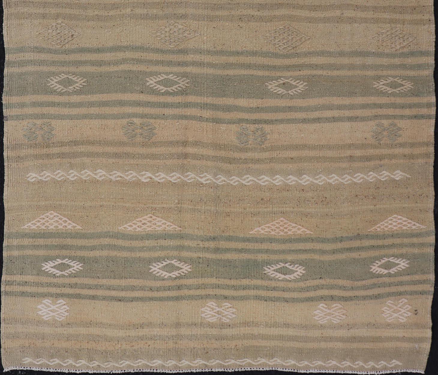 Kilim Turco con Rayas y Bordados en Verde y Topo 2'9 x 4' en Bueno estado para la venta en Atlanta, GA