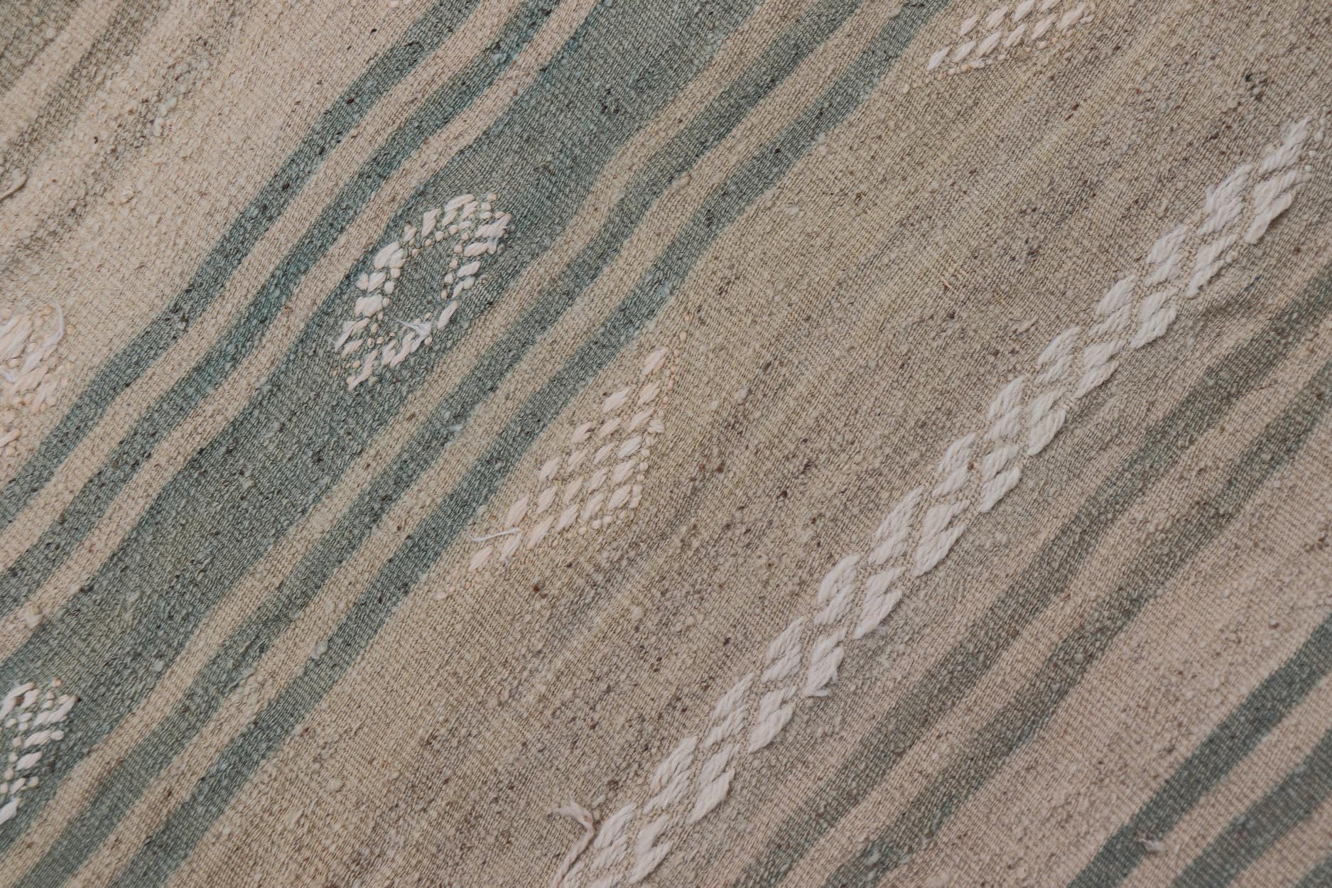 Kilim Turco con Rayas y Bordados en Verde y Topo 2'9 x 4' siglo XX en venta