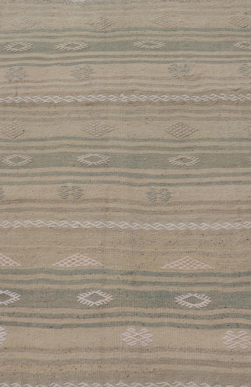 Kilim Turco con Rayas y Bordados en Verde y Topo 2'9 x 4' en venta 1