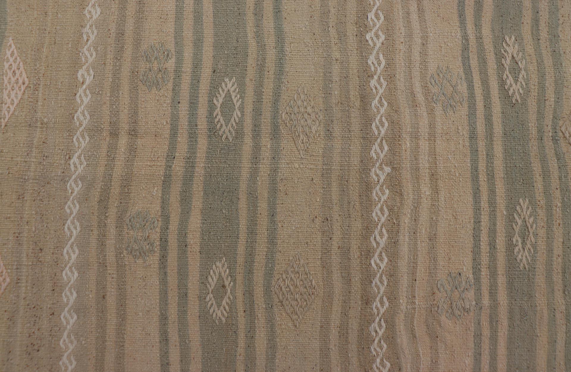 Kilim Turco con Rayas y Bordados en Verde y Topo 2'9 x 4' en venta 3