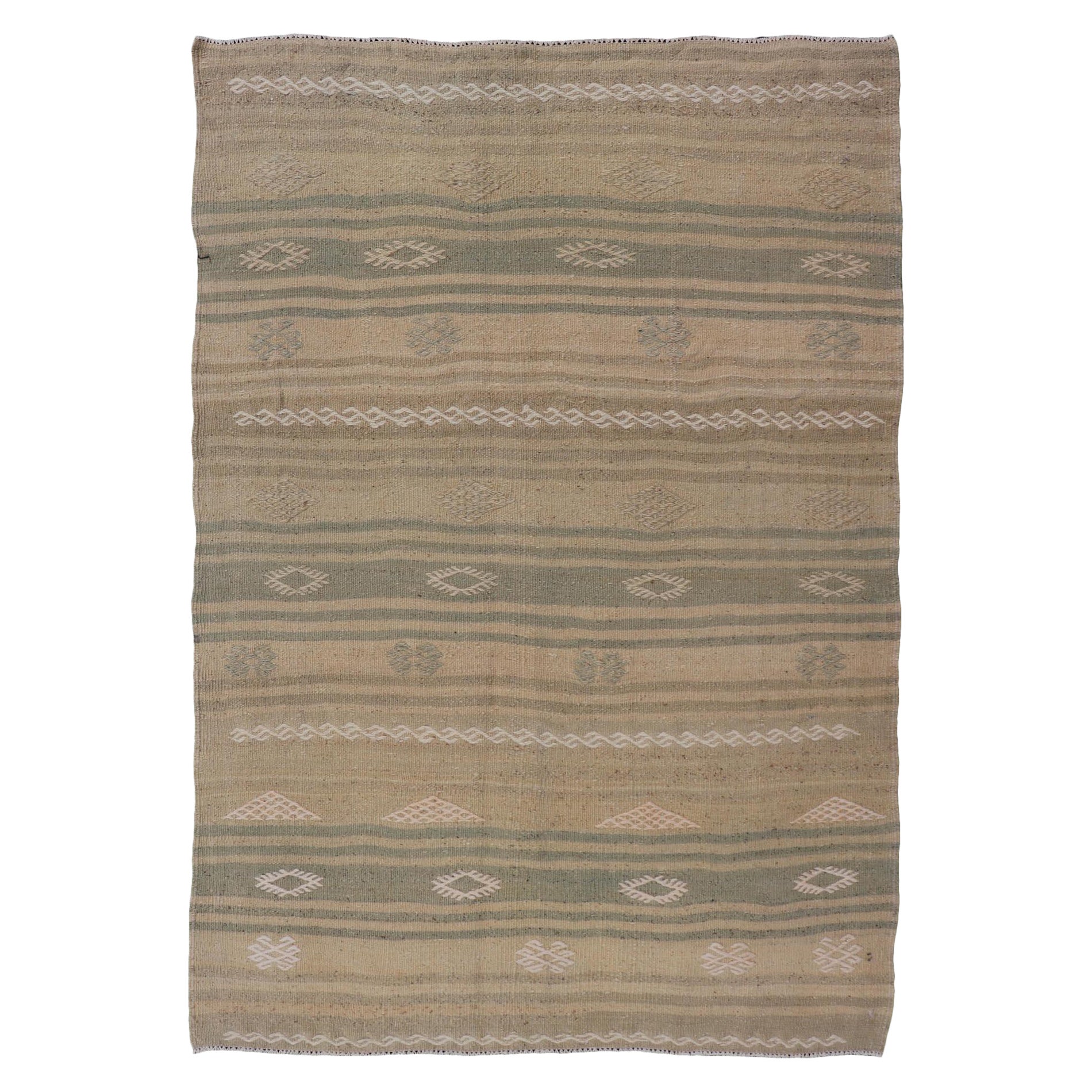 Türkischer Kelim mit Streifen und Stickereien in Grün
Taupe 2
9 x 4