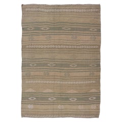 Türkischer Kelim mit Streifen und Stickereien in Gr