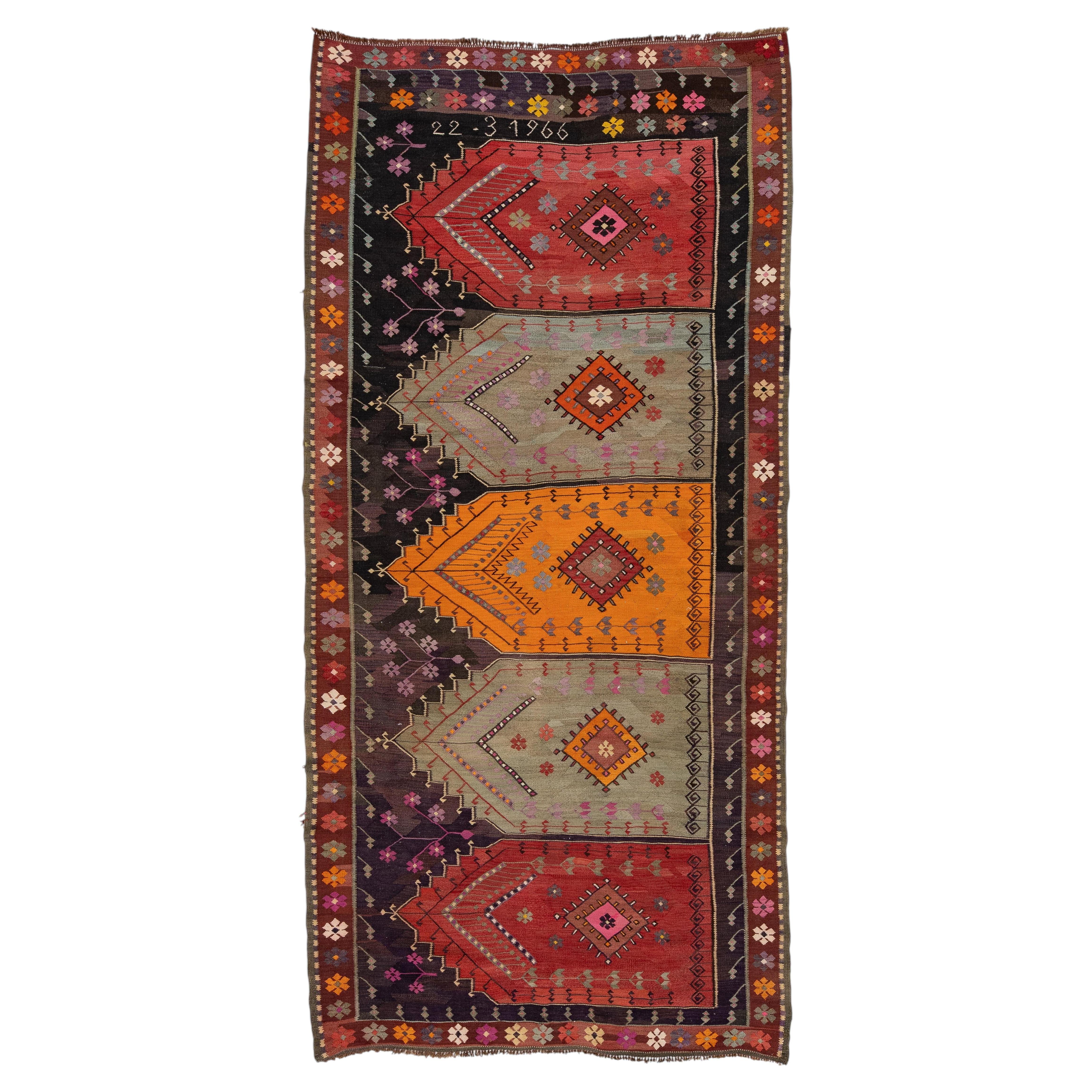 Tapis turc en laine de type kilim, style milieu du siècle, à motif géométrique en 5 panneaux, dans les tons orange et rouge