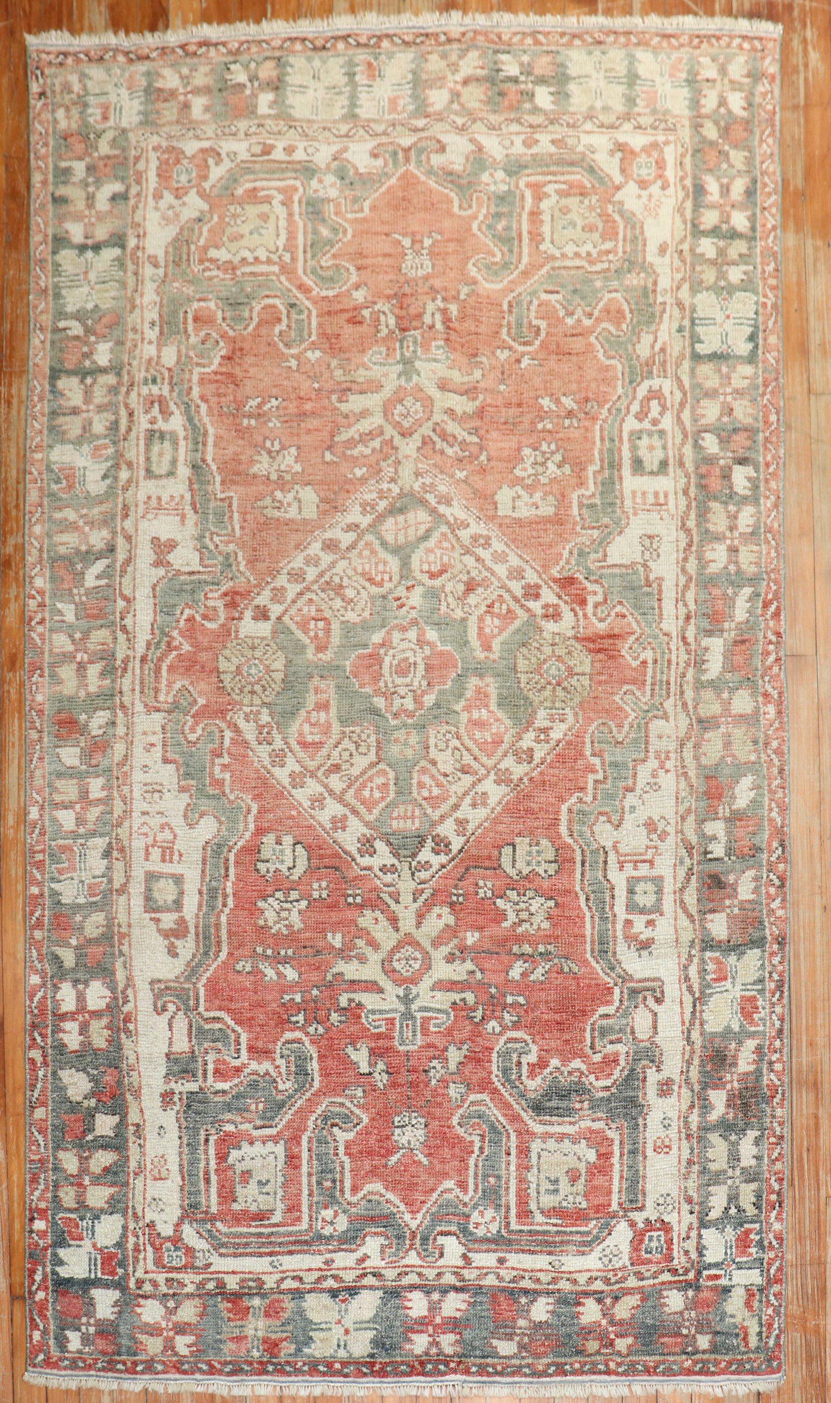 A vintage Turkish Kula carpet from the 2nd quarter of the 20th century in brick red, ivory, brown and gray

Measures: 4'3'' x 7'4''.