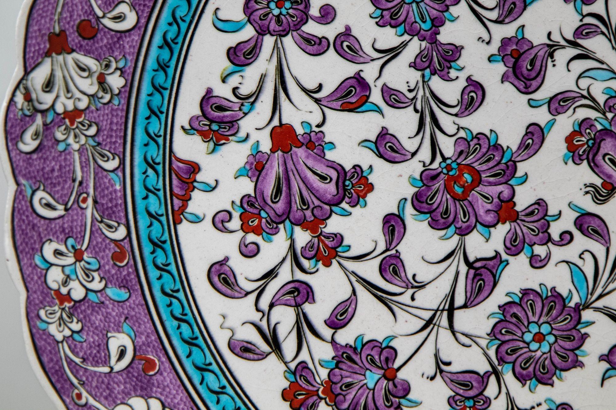 Turkish Kütahya Pottery Hand Painted Wall Hanging Plate with Iznik Pattern 1950s In Good Condition For Sale In North Hollywood, CA