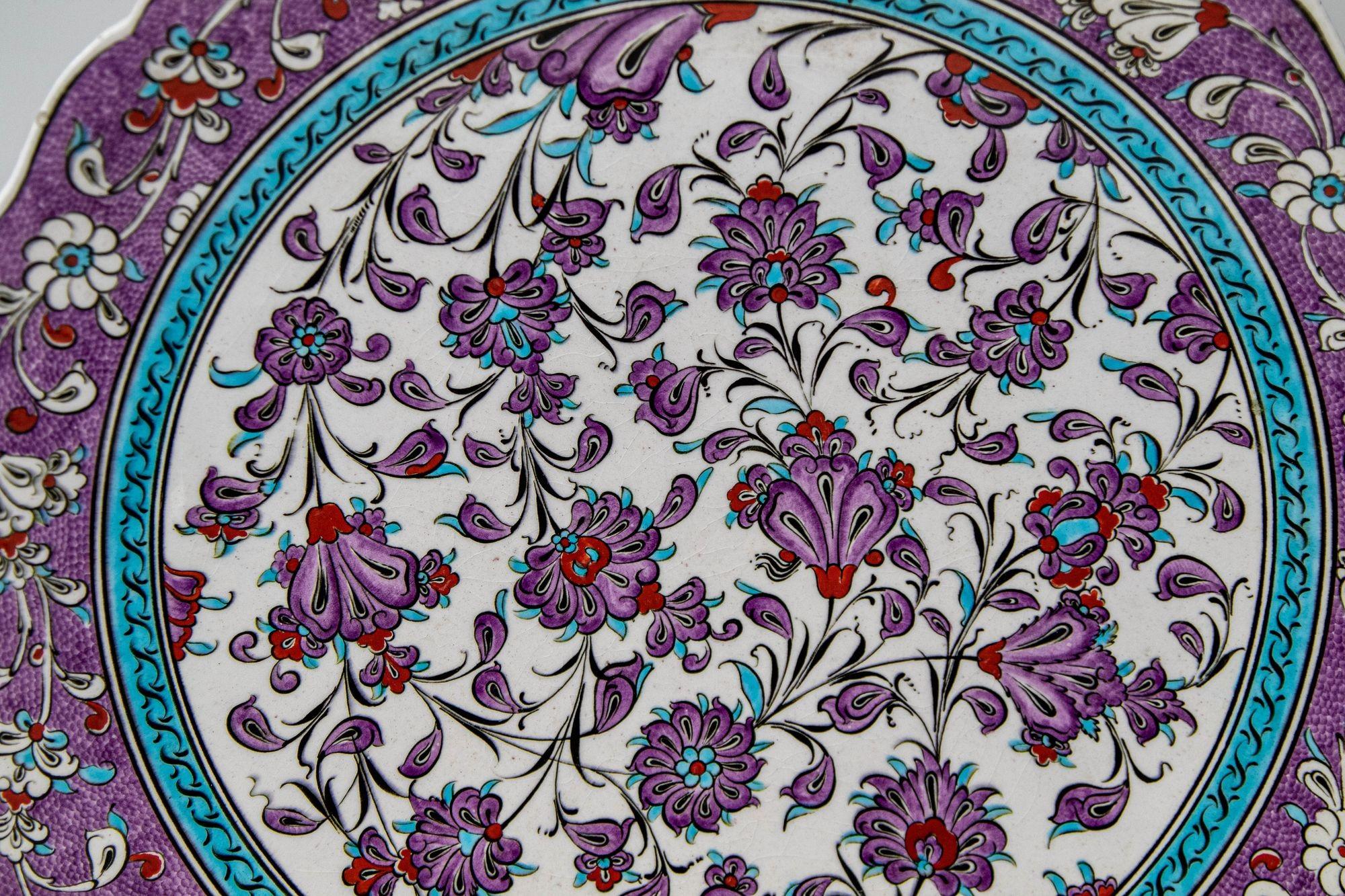 Turkish Kütahya Pottery Hand Painted Wall Hanging Plate with Iznik Pattern 1950s For Sale 1