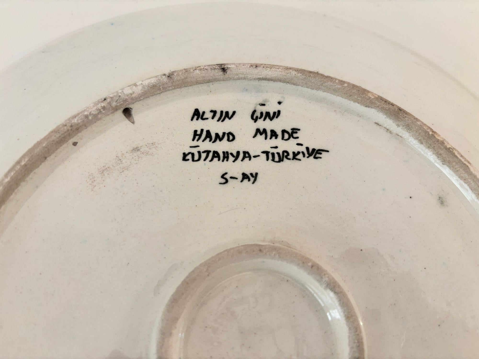 Assiette murale en poterie turque de Kütahya peinte à la main, style Iznik, signée par l'artiste, années 1950 en vente 2