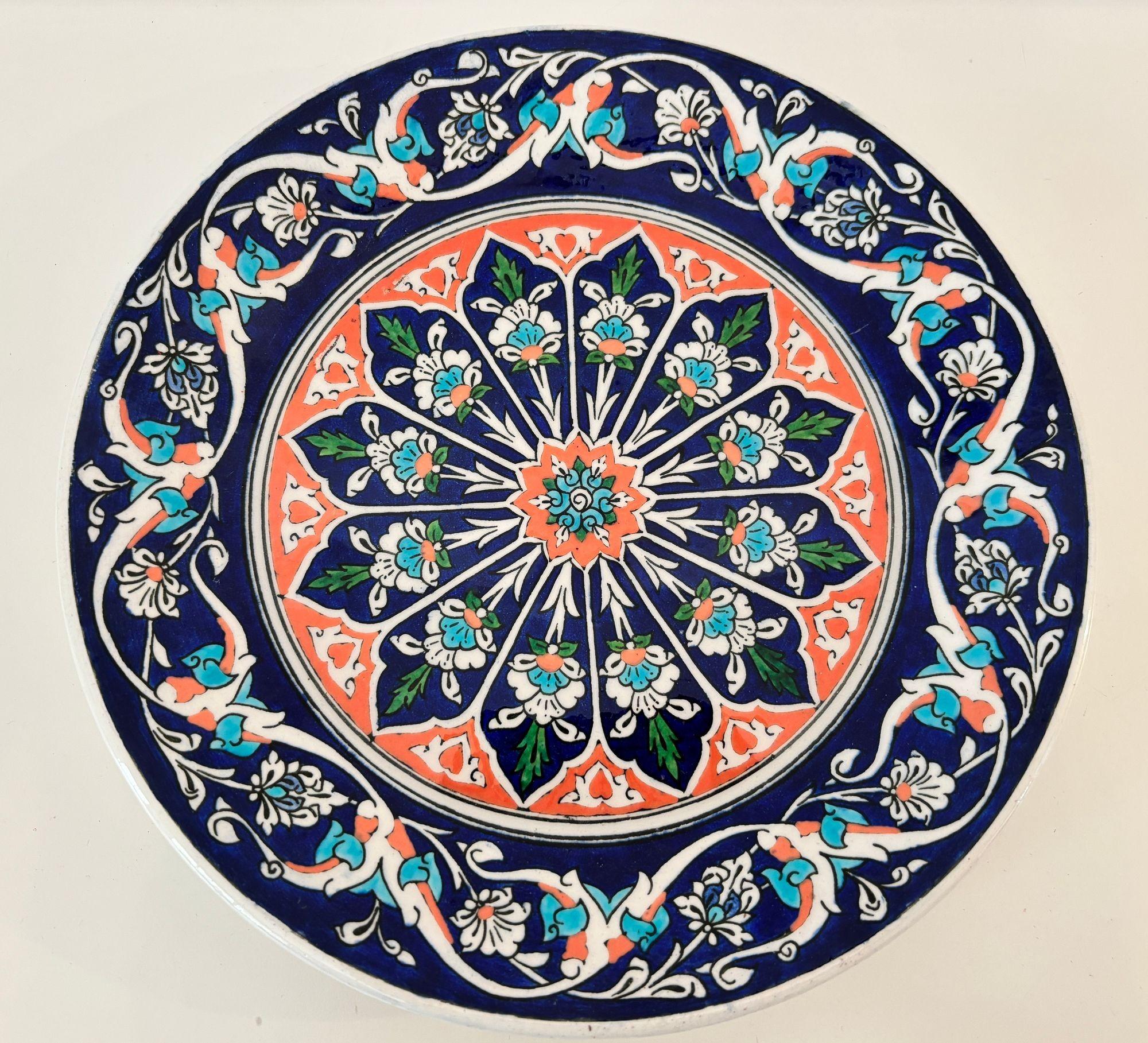 Plaque murale en céramique turque Kütahya faite à la main au milieu du 20e siècle  Style Iznik, signé par l'artiste
Rehaussez votre espace avec cette plaque murale en céramique turque vintage peinte à la main et provenant de Kütahya, en Turquie,