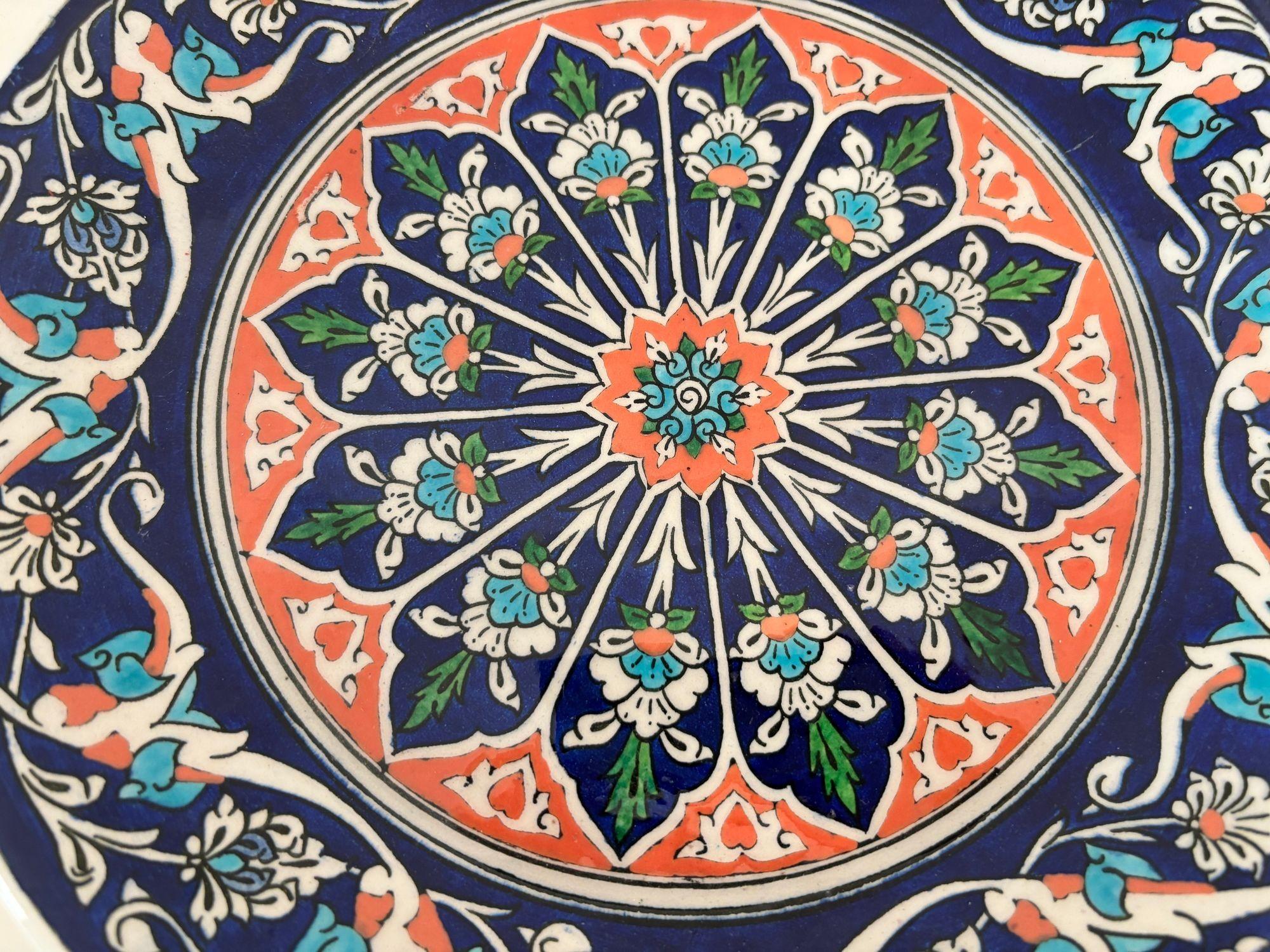 Islamique Assiette murale en poterie turque de Kütahya peinte à la main, style Iznik, signée par l'artiste, années 1950 en vente