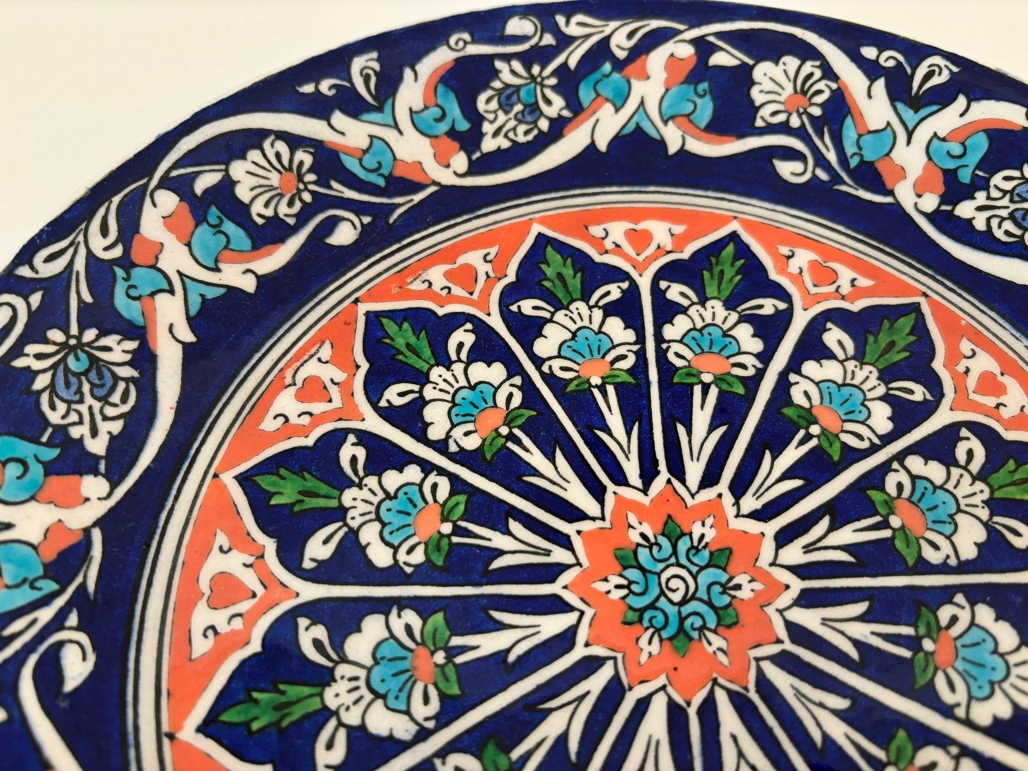 Turc Assiette murale en poterie turque de Kütahya peinte à la main, style Iznik, signée par l'artiste, années 1950 en vente