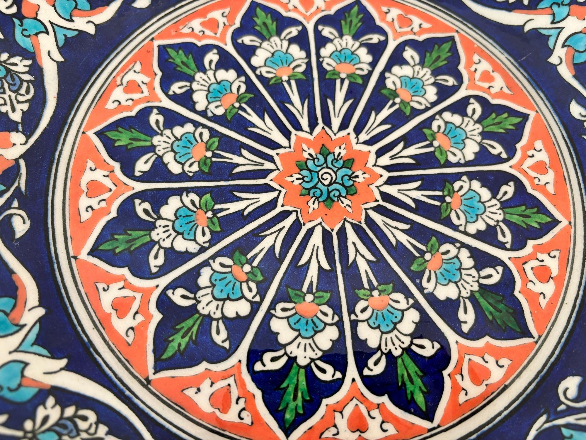 Sculpté à la main Assiette murale en poterie turque de Kütahya peinte à la main, style Iznik, signée par l'artiste, années 1950 en vente