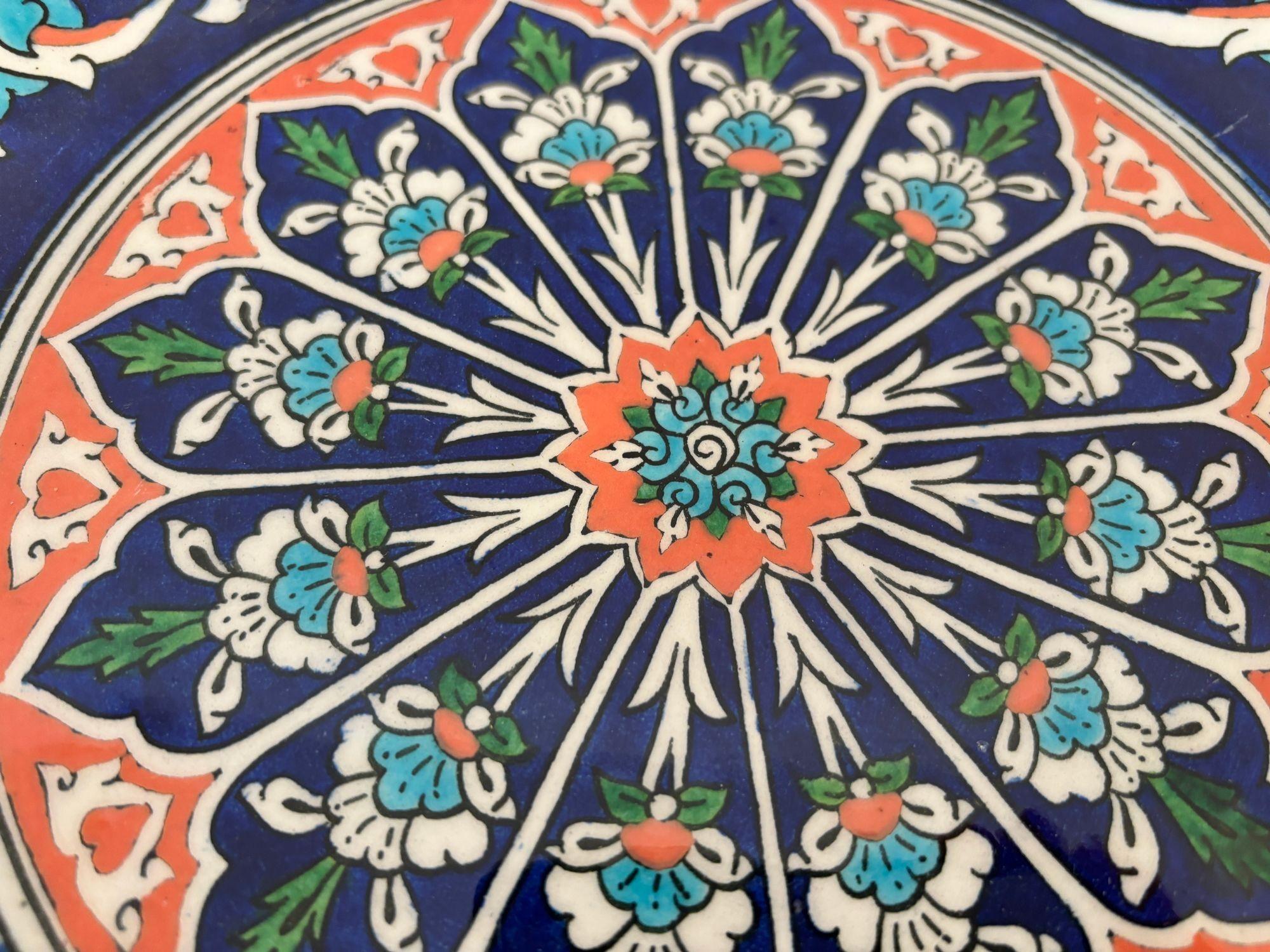 Assiette murale en poterie turque de Kütahya peinte à la main, style Iznik, signée par l'artiste, années 1950 Bon état - En vente à North Hollywood, CA