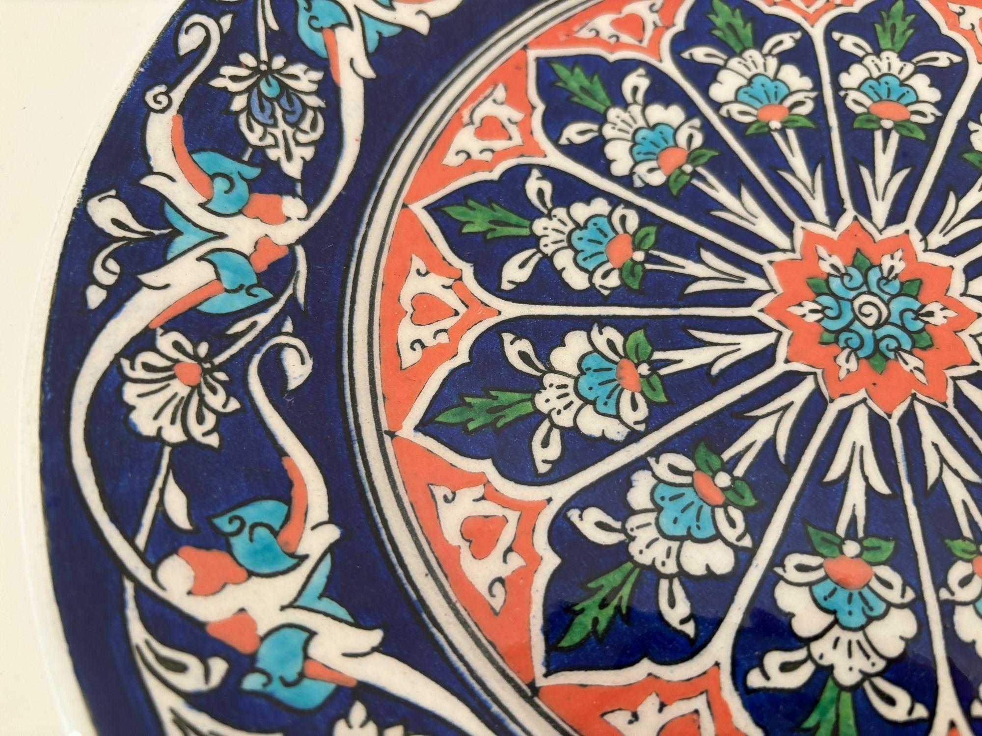 20ième siècle Assiette murale en poterie turque de Kütahya peinte à la main, style Iznik, signée par l'artiste, années 1950 en vente