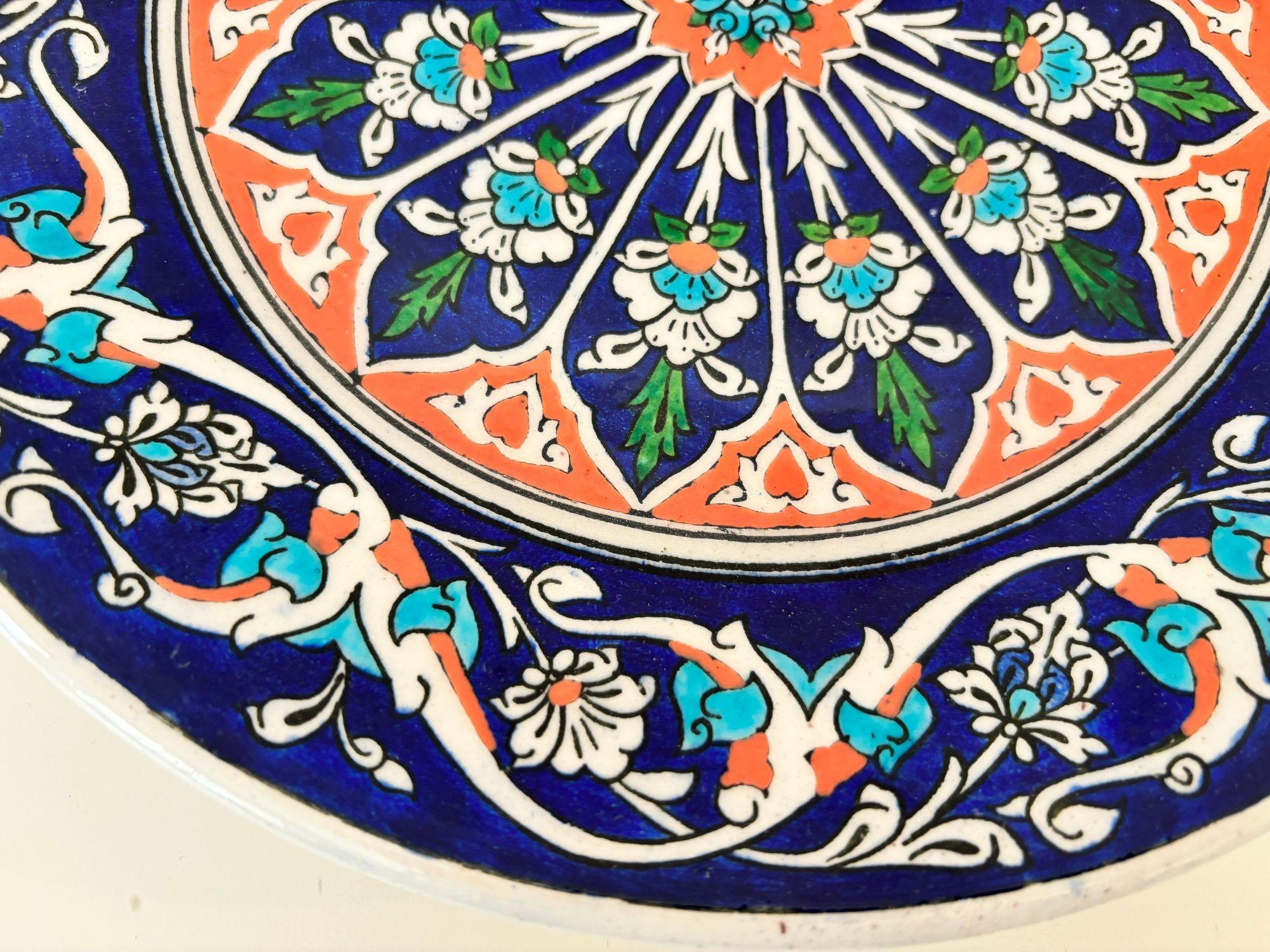 Céramique Assiette murale en poterie turque de Kütahya peinte à la main, style Iznik, signée par l'artiste, années 1950 en vente