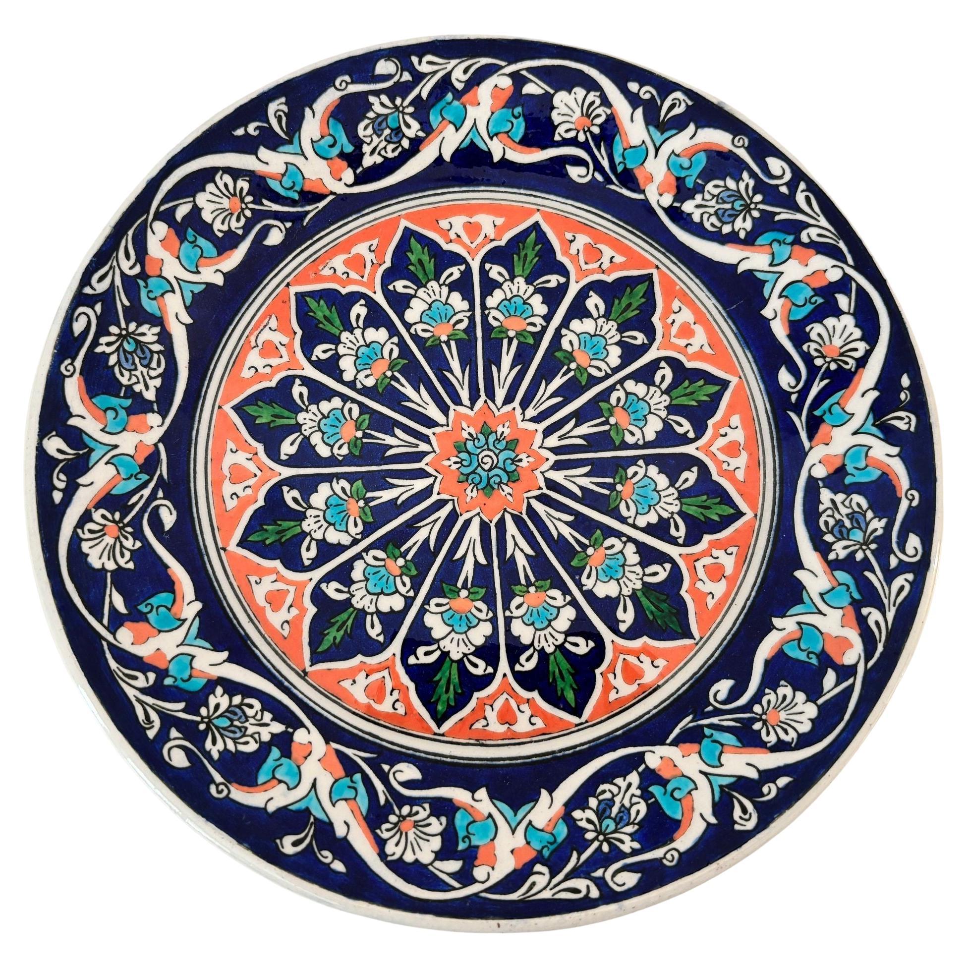 Assiette murale en poterie turque de Kütahya peinte à la main, style Iznik, signée par l'artiste, années 1950