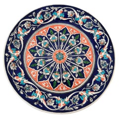 Assiette murale en poterie turque de Kütahya peinte à la main, style Iznik, signée par l'artiste, années 1950