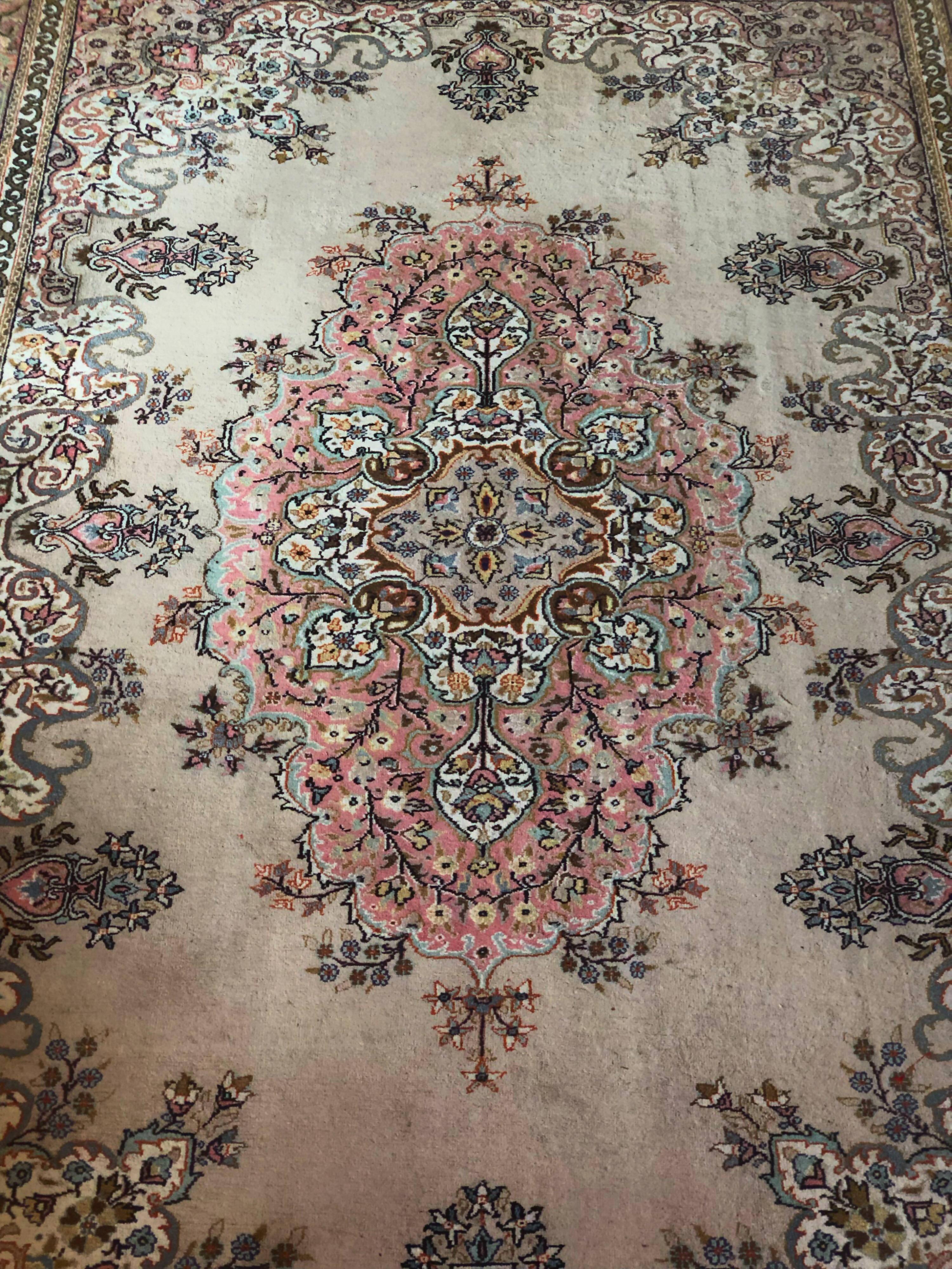 Amazing Turkish large carpet pink blue floral motives elegant oriental design.
Measures: 3m / 2m.