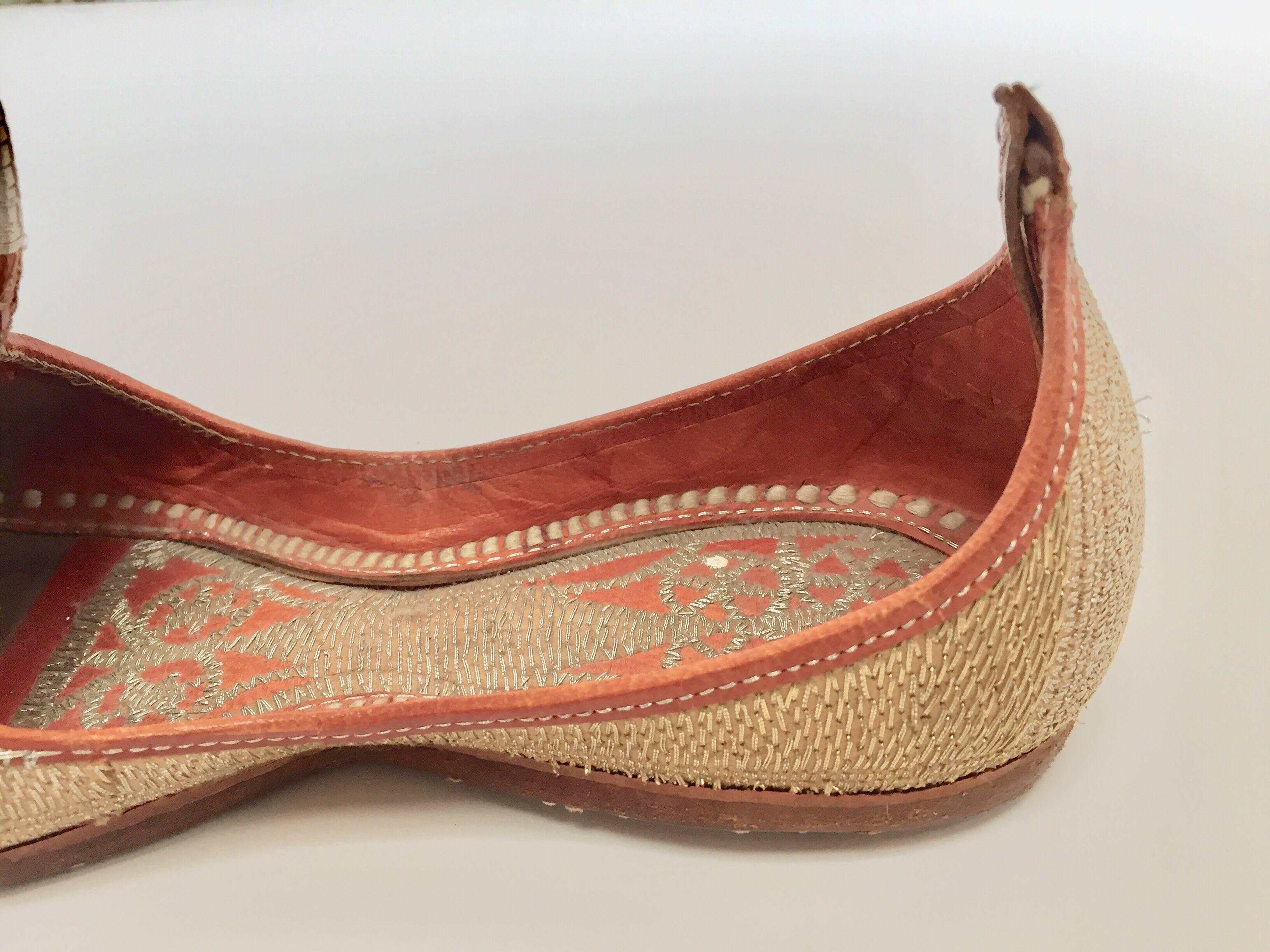 Cuir Chaussures mauresques en cuir turc avec broderie dorée, taille 8 en vente