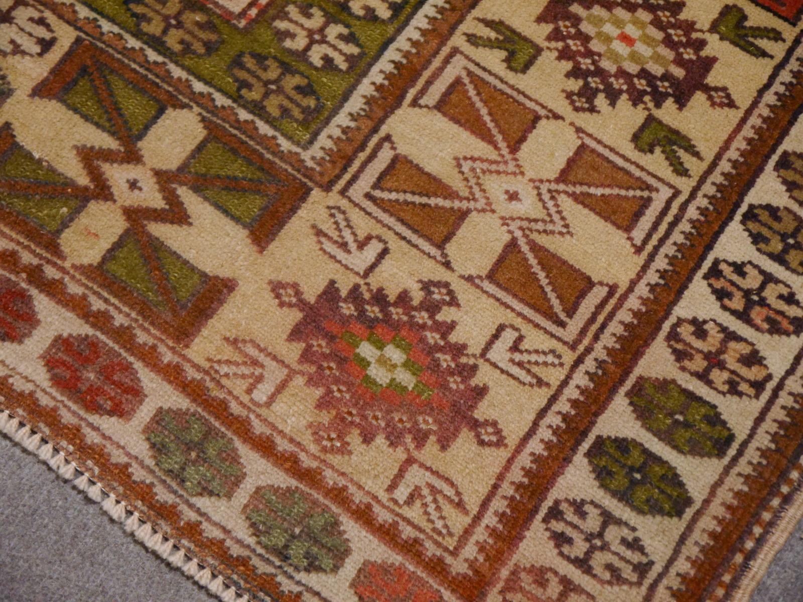 Türkischer Melas Vintage-Teppich (Stammeskunst) im Angebot