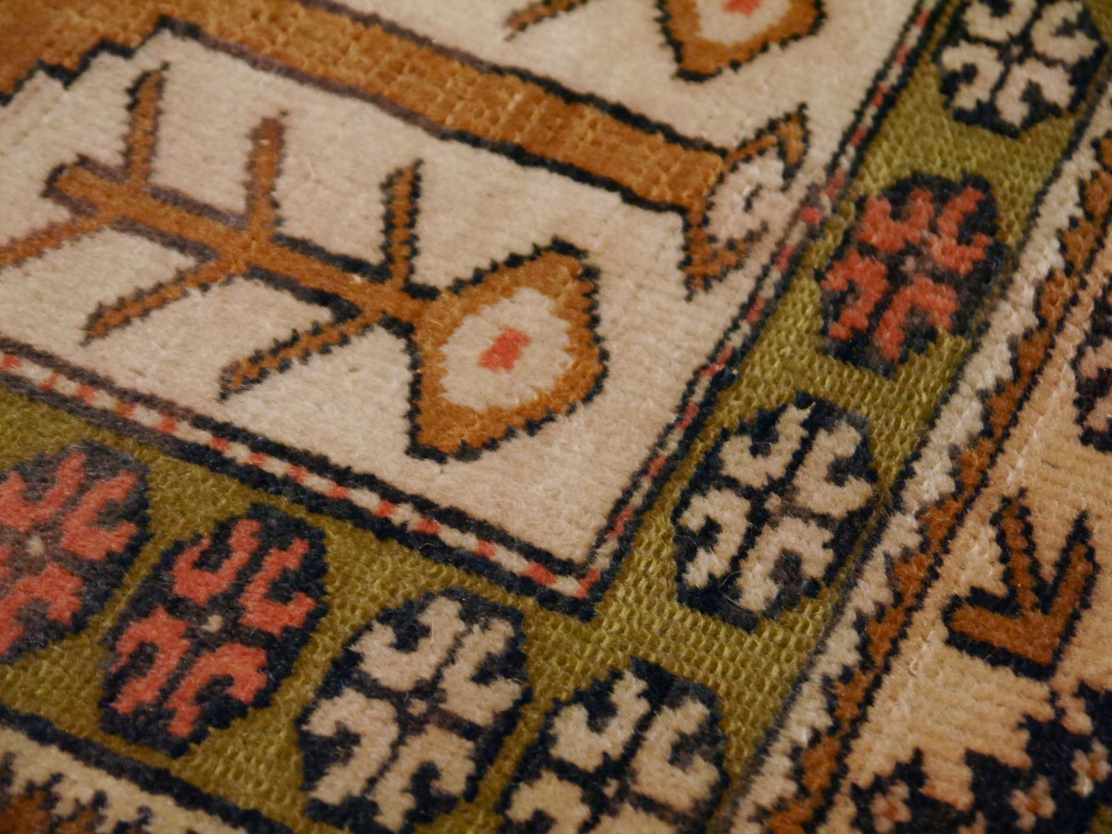 Türkischer Melas Vintage-Teppich (20. Jahrhundert) im Angebot