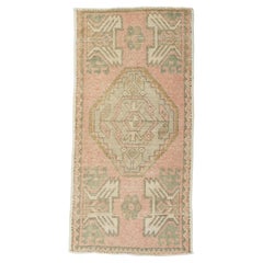 Türkischer Mini-Teppich – Orientalischer, handgeknüpfter Vintage-Teppich 51,8 cm x 97,5 cm #21161