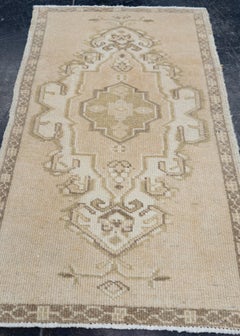 Türkischer Mini-Teppich, orientalischer, handgeknüpfter Vintage-Teppich, 58 cm x 87 cm, Nr. 16771