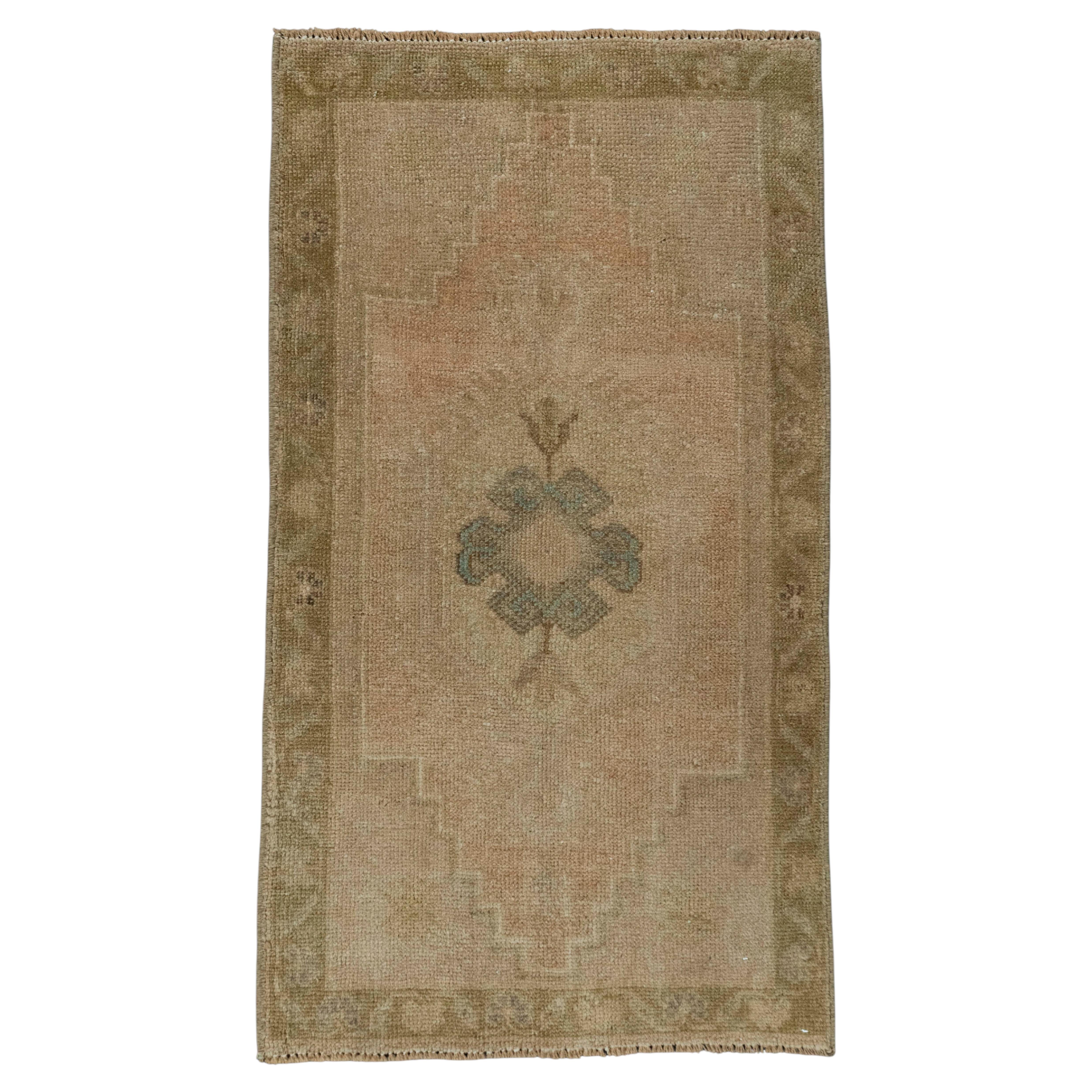 Türkischer Mini-Teppich, orientalischer, handgeknüpfter Vintage-Teppich, 58 cm x 107 cm, Nr. 20622