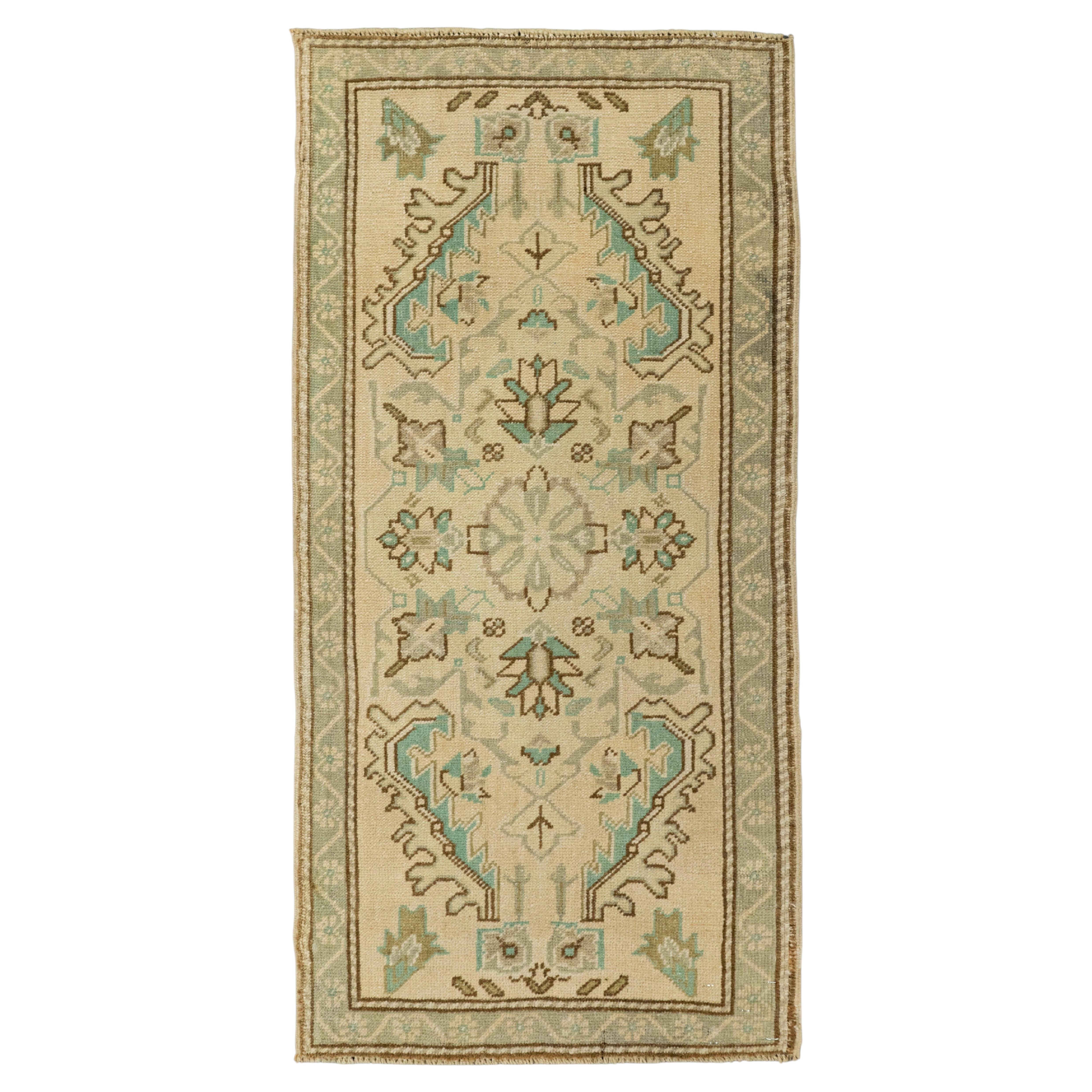 Türkischer Mini-Teppich, orientalischer, handgeknüpfter Vintage-Teppich, 58 cm x 114 cm, Nr. 21073