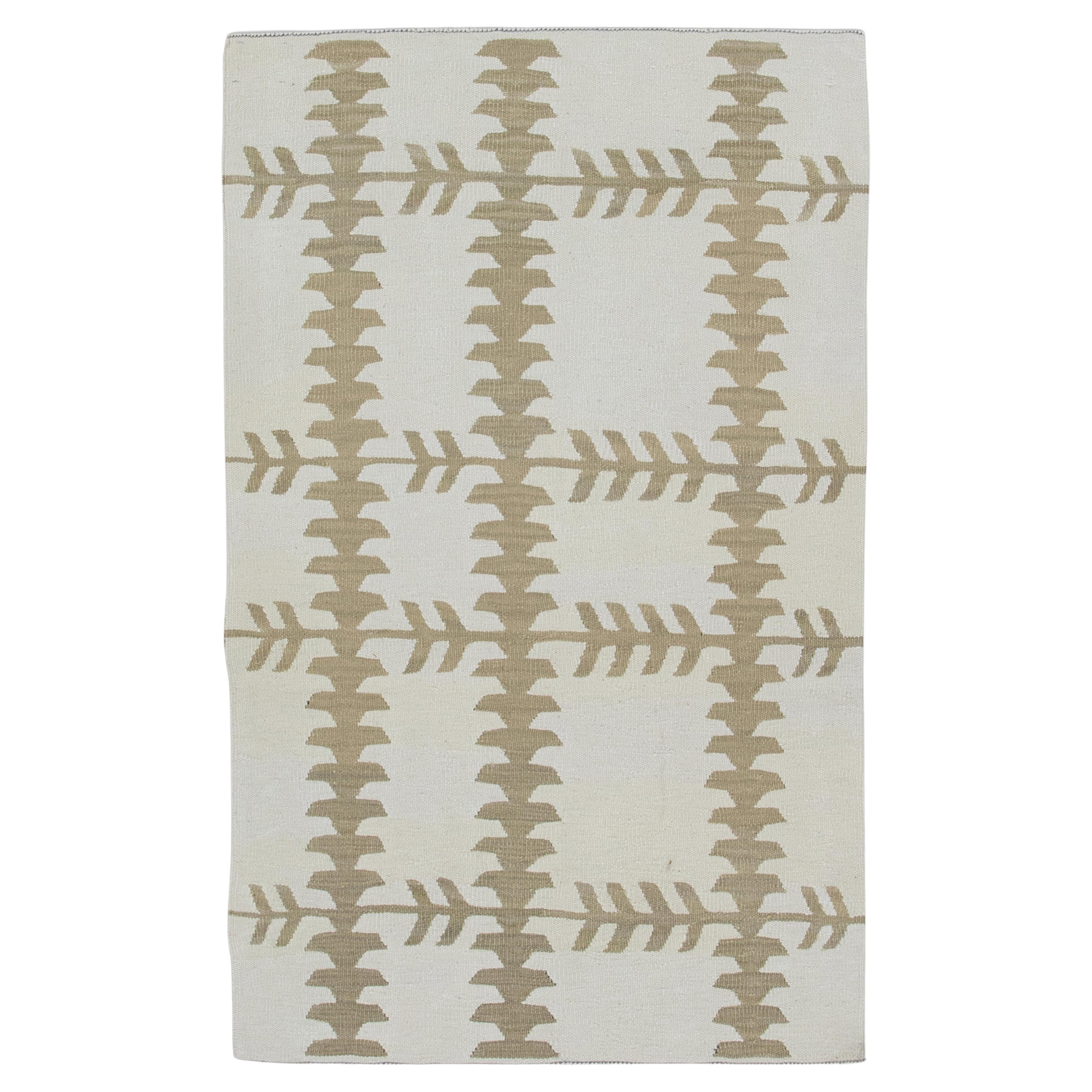 Kilim turco moderno a trama piatta in lana beige e crema fatto a mano 2'11" X 4'9"