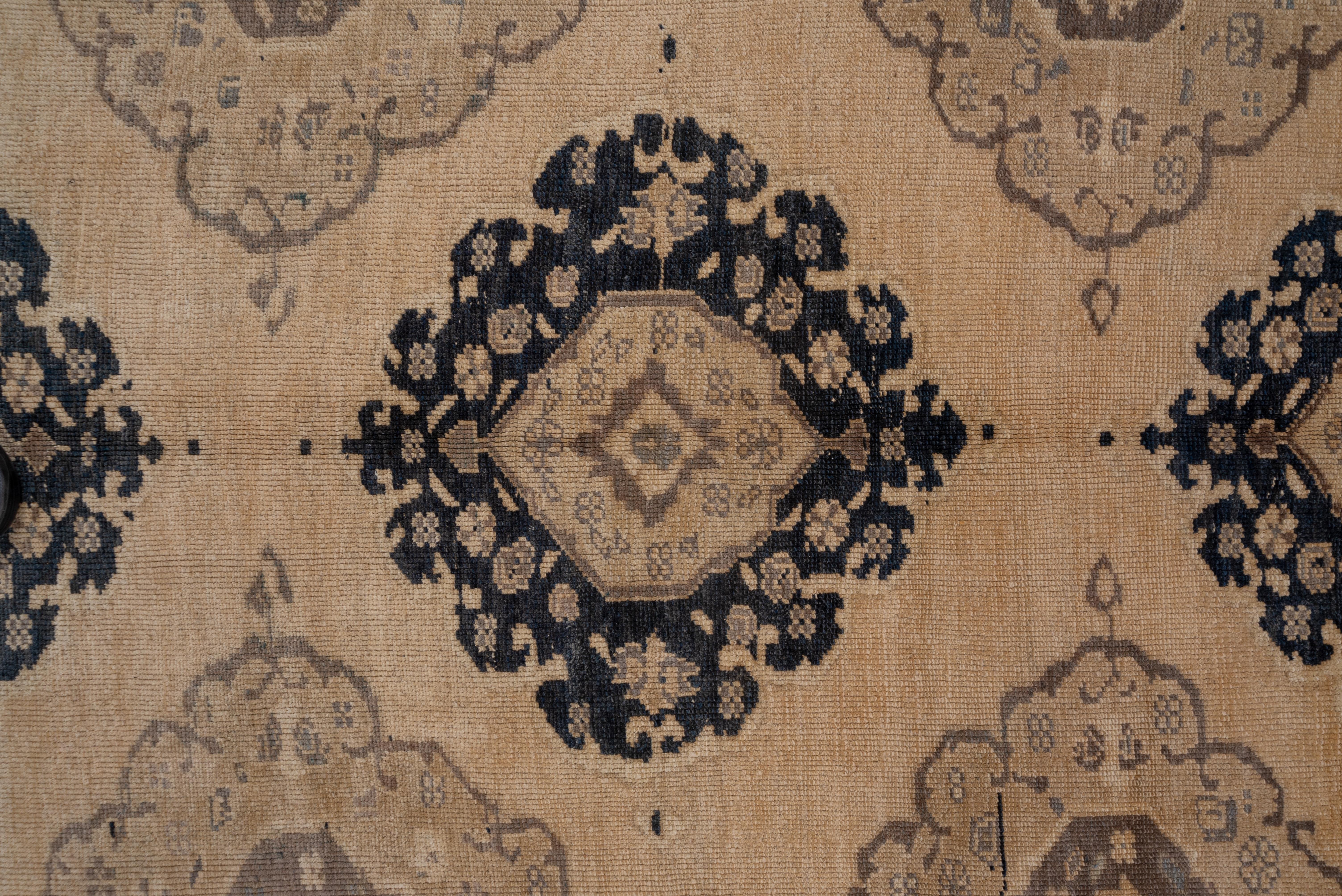 Turkish Neutral Oushak Carpet, circa 1920s In Good Condition For Sale In New York, NY