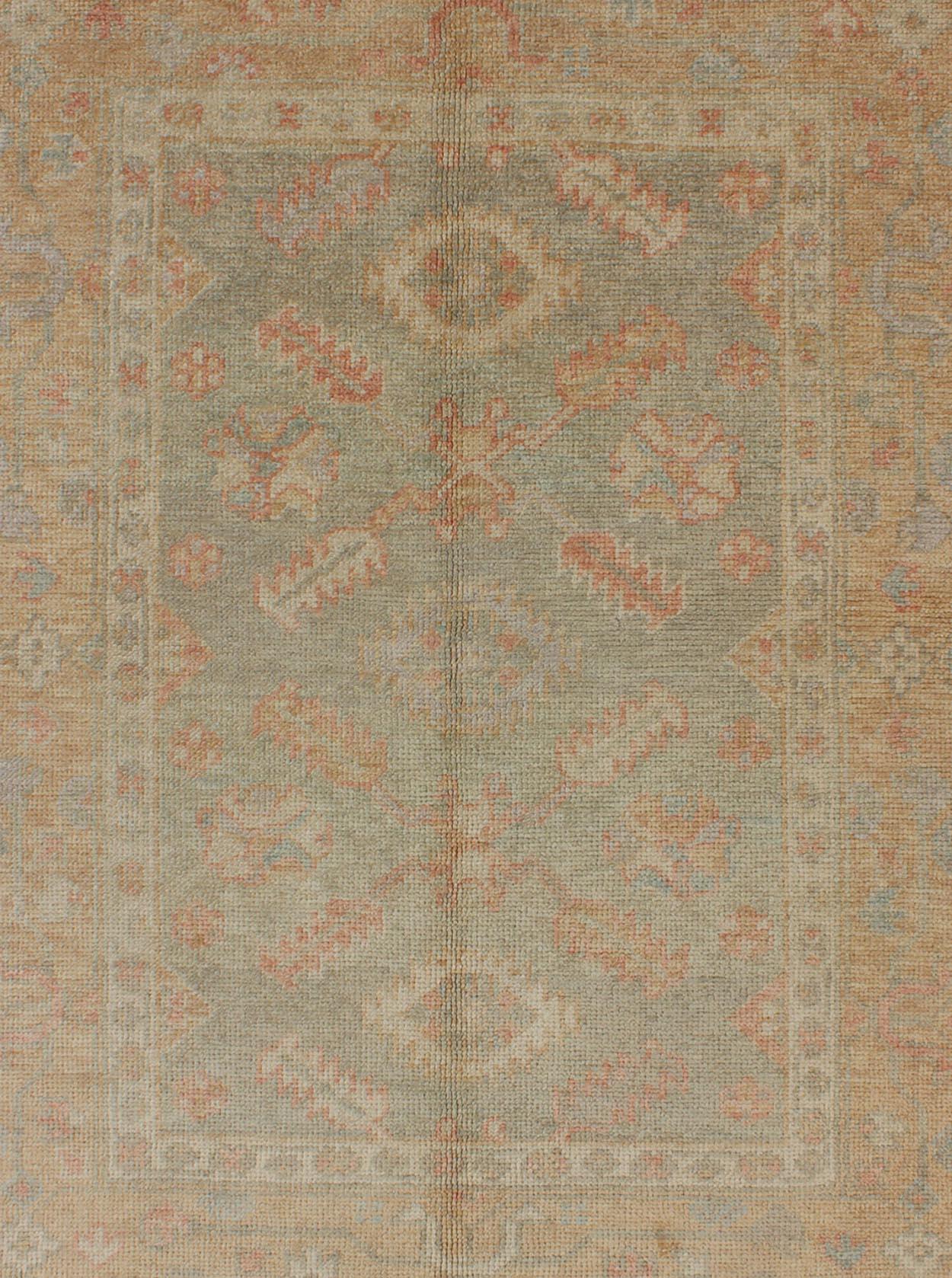 Turco Nuovo tappeto turco Oushak con colori verdi e neutri e disegno floreale all-over in vendita