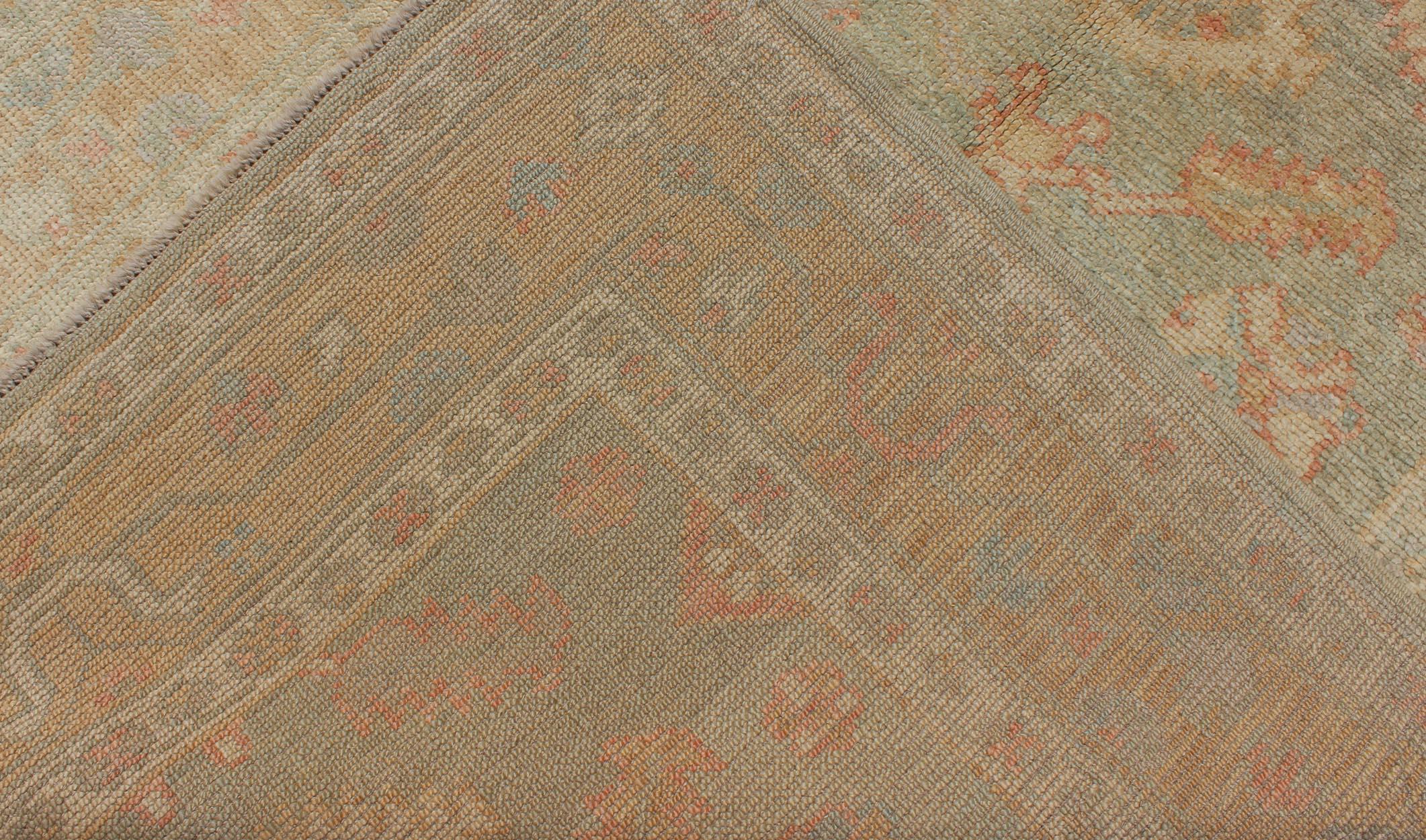 Lana Nuovo tappeto turco Oushak con colori verdi e neutri e disegno floreale all-over in vendita