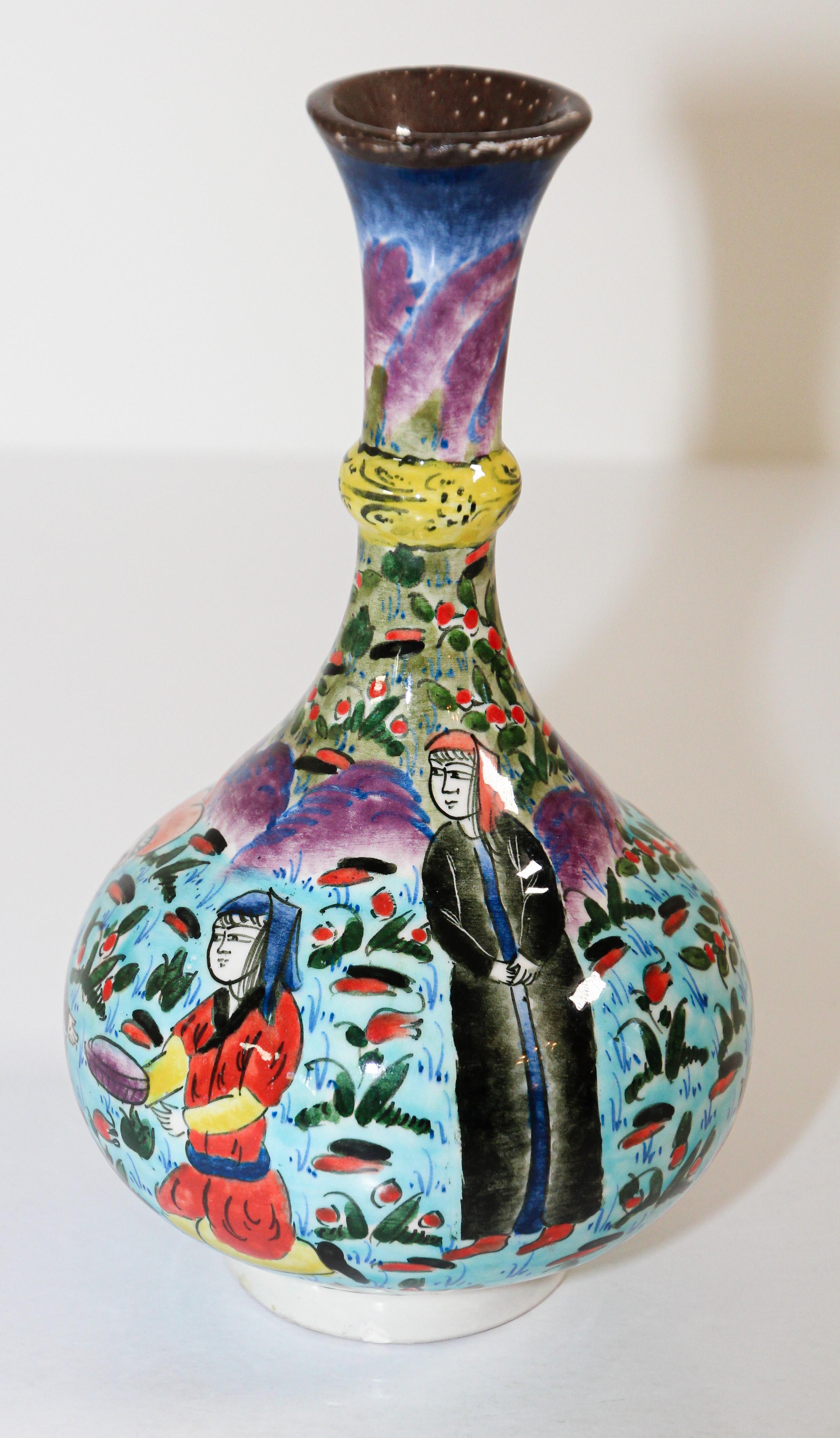 Eine kleine, polychrome, handbemalte und handgefertigte, glasierte Keramikvase im Kütahya-Stil mit einer osmanischen Szene.
Dies ist eine aufwendig handbemalte Vase, die in Marmara, Türkei, hergestellt wurde:
Kütahya ist berühmt für seine glasierten