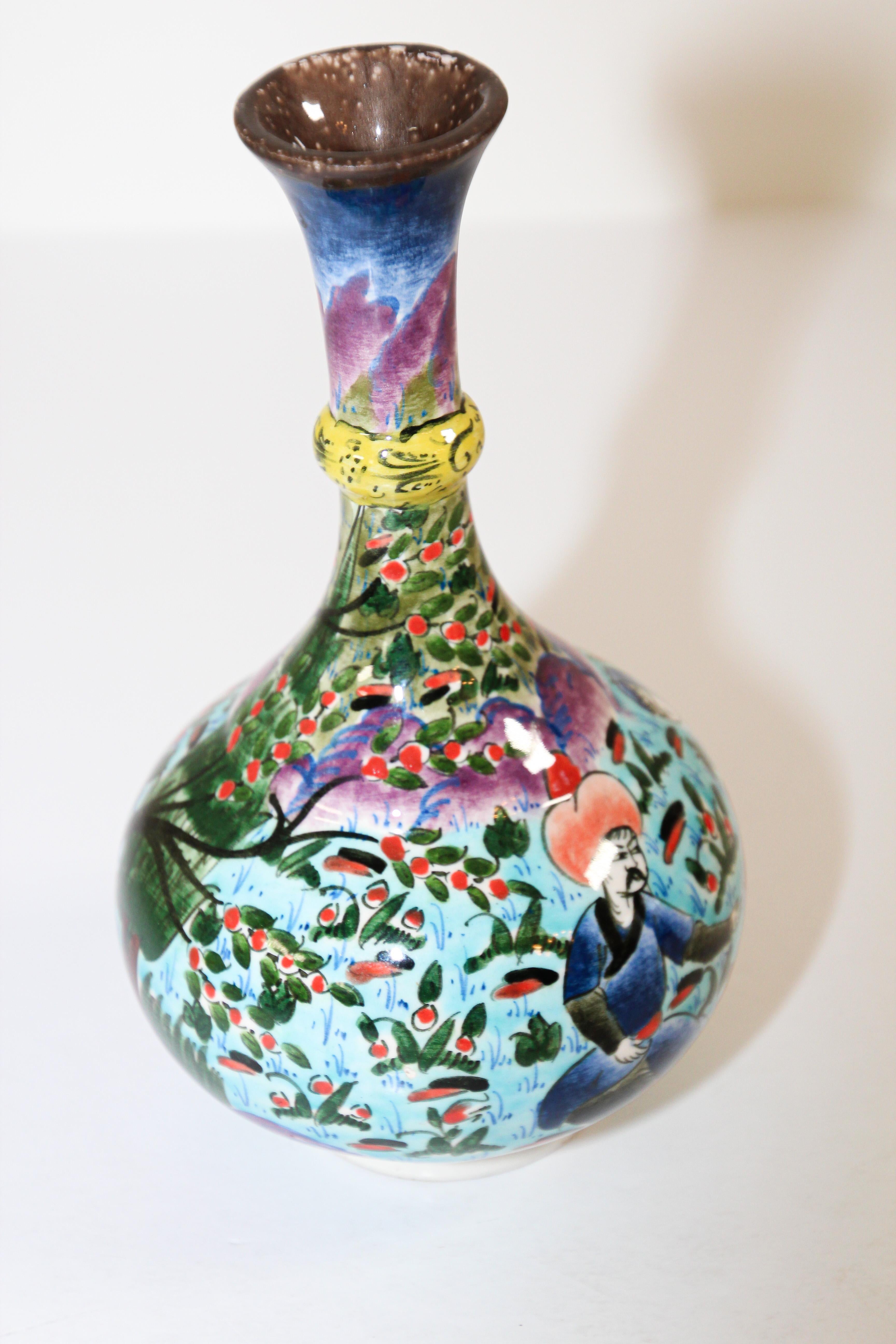 Türkische ottomanische Szene, polychrome, handbemalte Keramikvase Kutahya, Kutahya (Glasiert) im Angebot