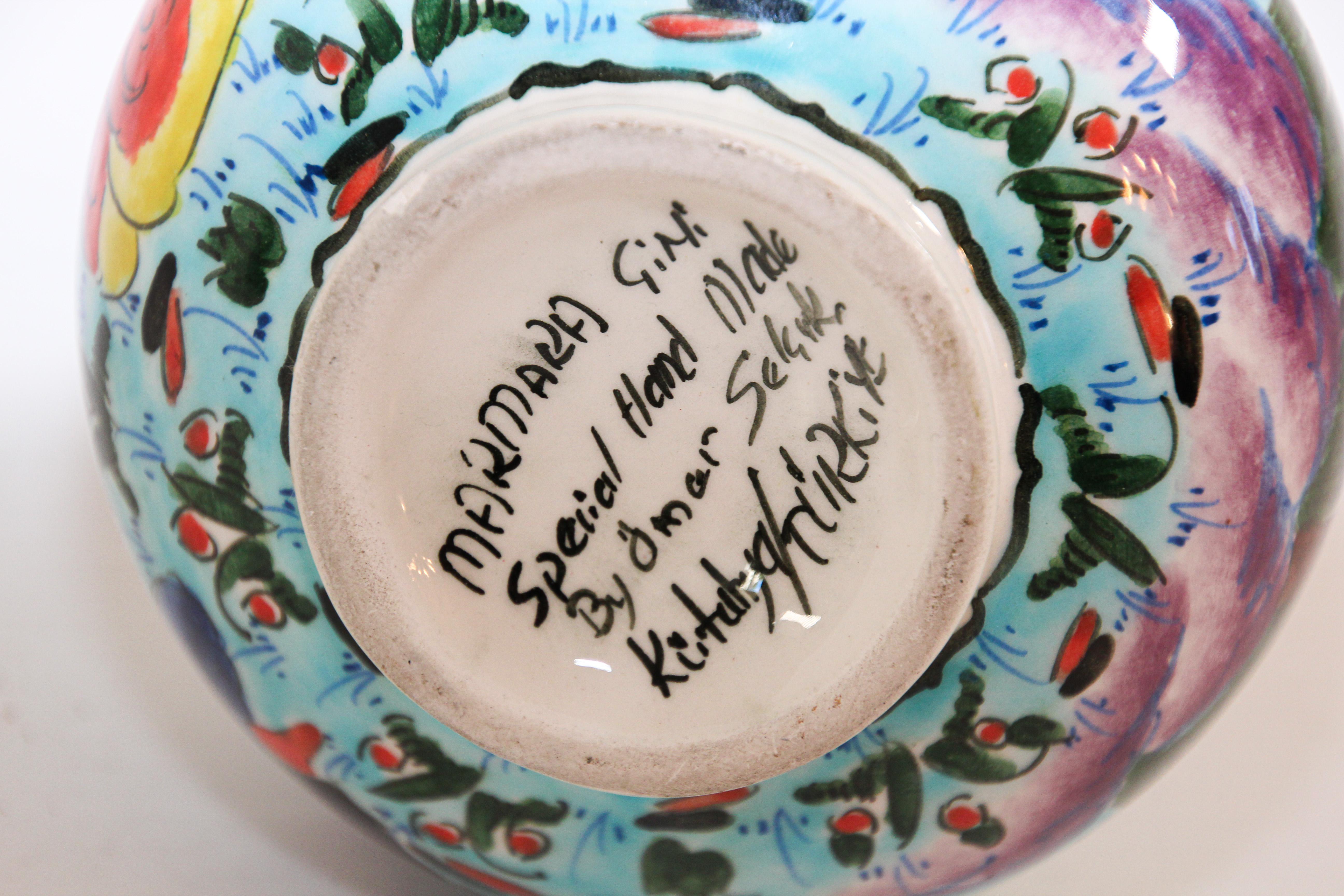 Vaso turco in ceramica dipinta a mano con scena ottomana policroma Kutahya in vendita 1