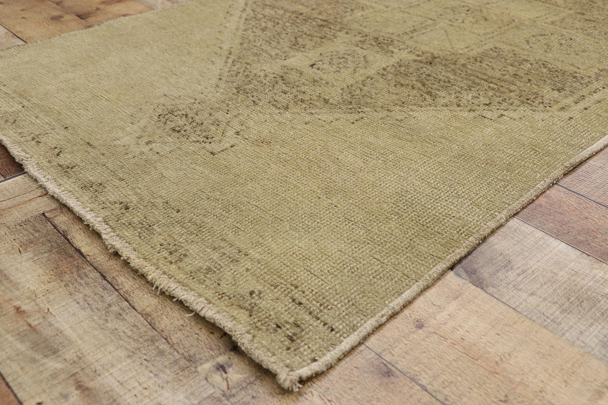 1960's Neutral Earth-Tone Turkish Oushak Carpet with Traditional Style en Bueno estado para la venta en Dallas, TX