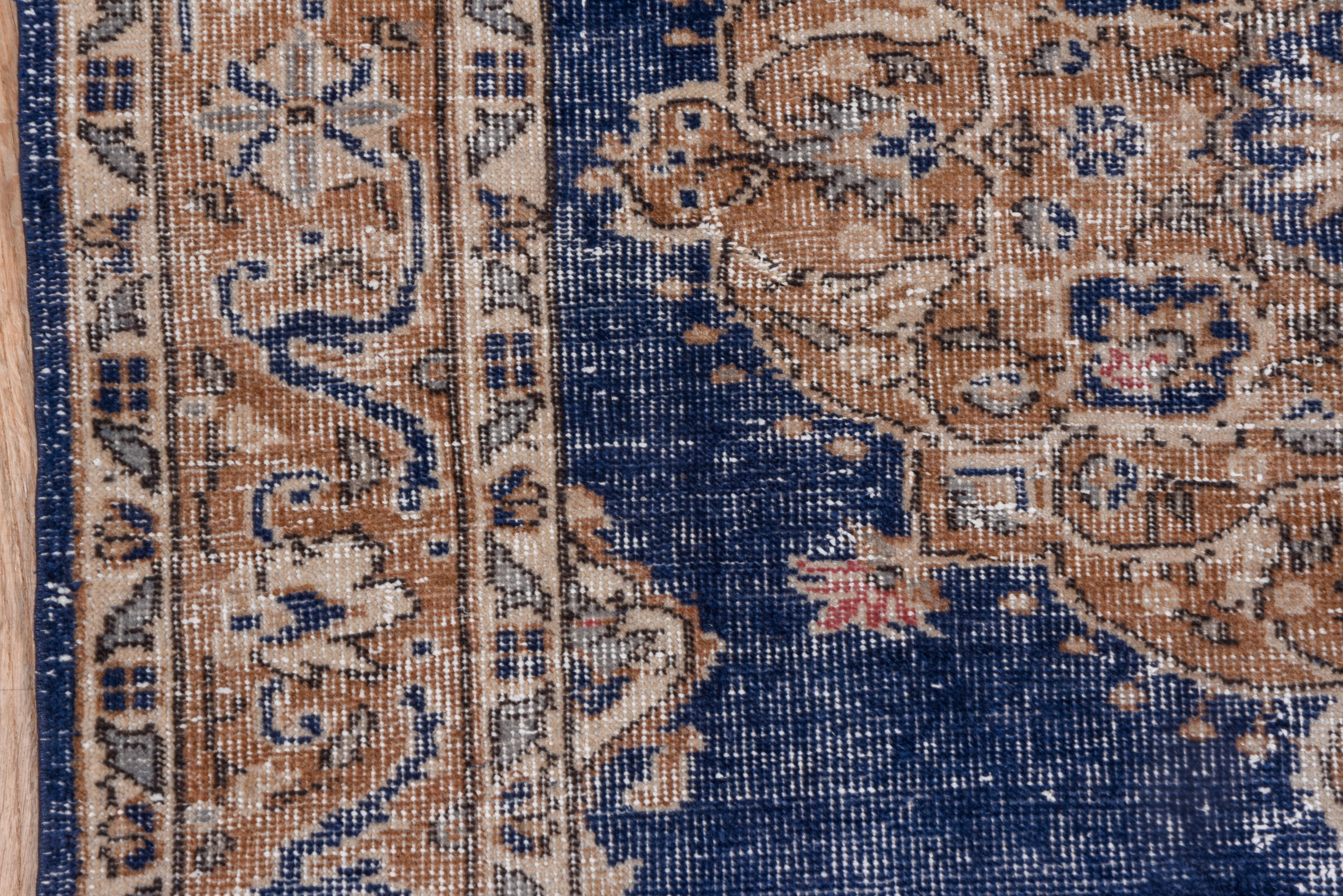 Türkisches Oushak-Mittelmedaillon aus bronziertem Nickle und königlichem Blau (20. Jahrhundert) im Angebot